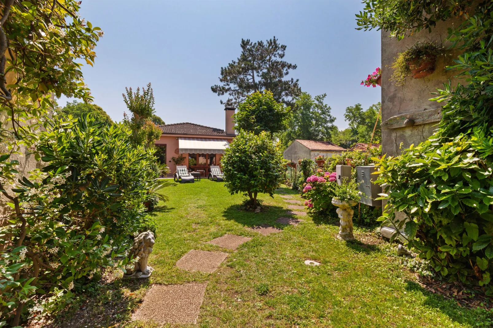 Villa Pratolina agli Alberoni - Gardens in summer