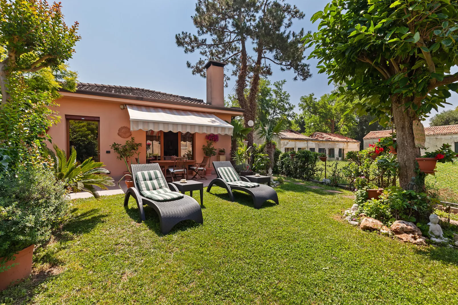 Villa Pratolina agli Alberoni - Gardens in summer