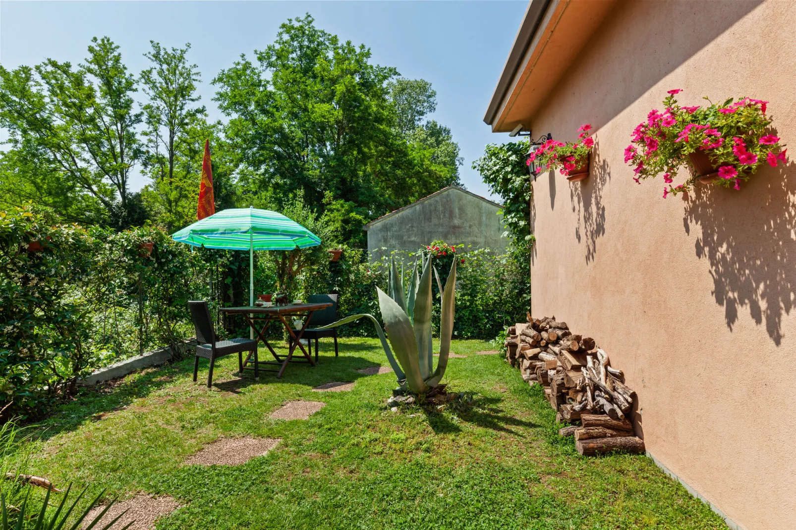 Villa Pratolina agli Alberoni - Gardens in summer