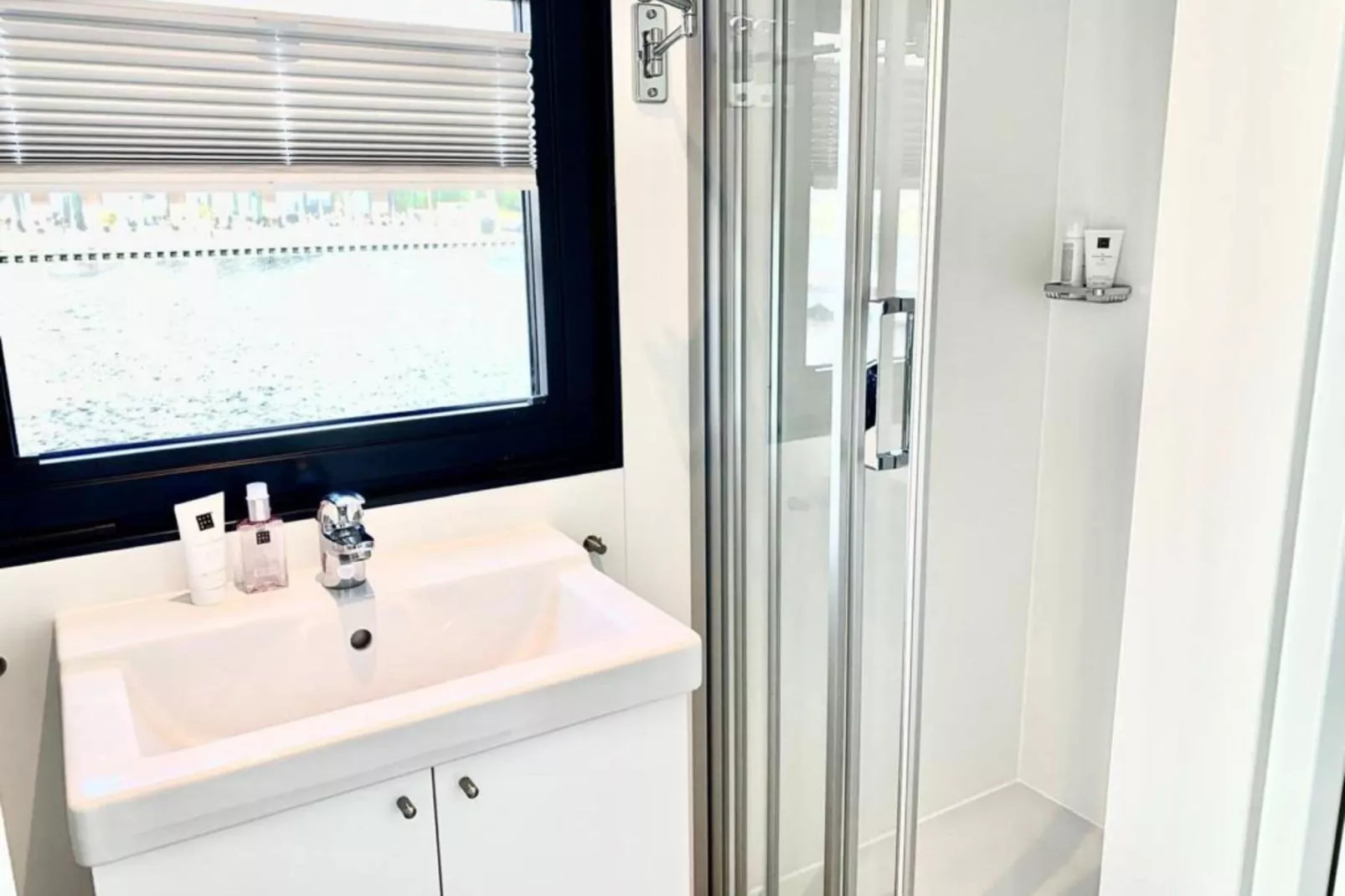 Houseboat Earrebarre - Paviljoenwei 1 - Offingawier-Bathroom