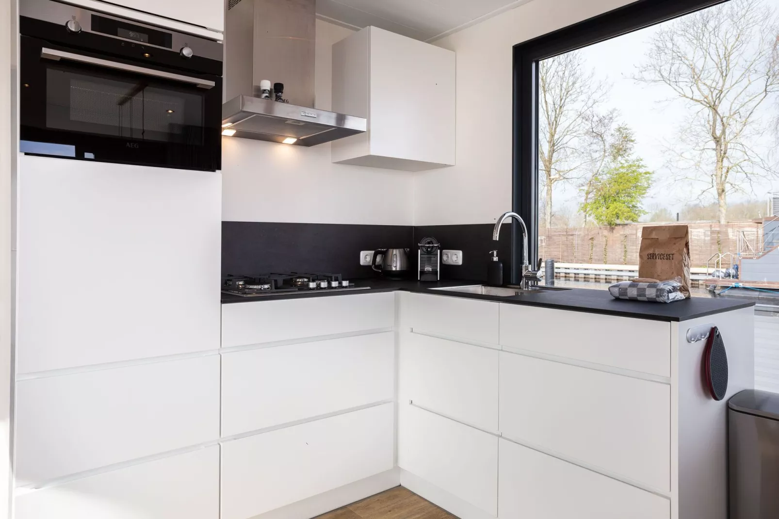 Houseboat 'de Valreep' met tuin - Paviljoenwei 2-Kitchen