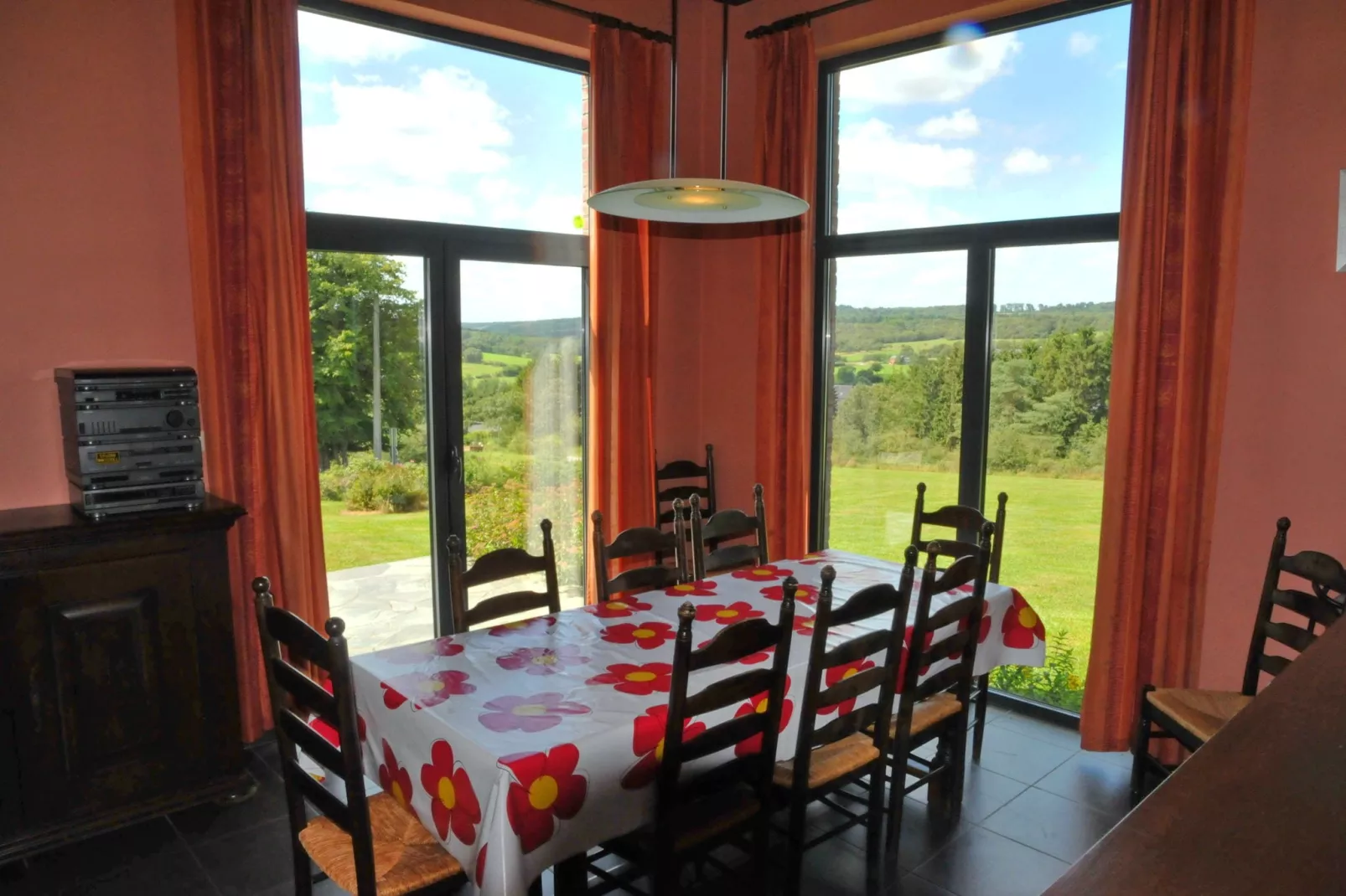 Le Bouton d'Or-Dining room