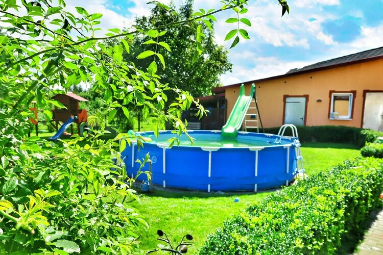 Apartament Ostrowiec Sławieński-Gardens summer