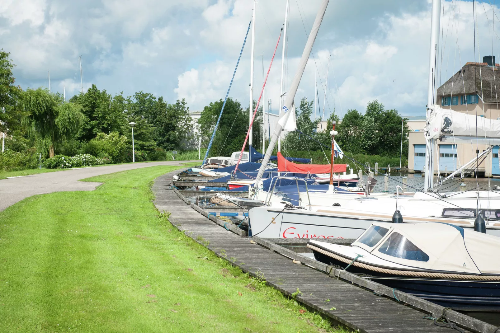 Moderne schiphuiswoning in Stavoren-Areas summer 1km