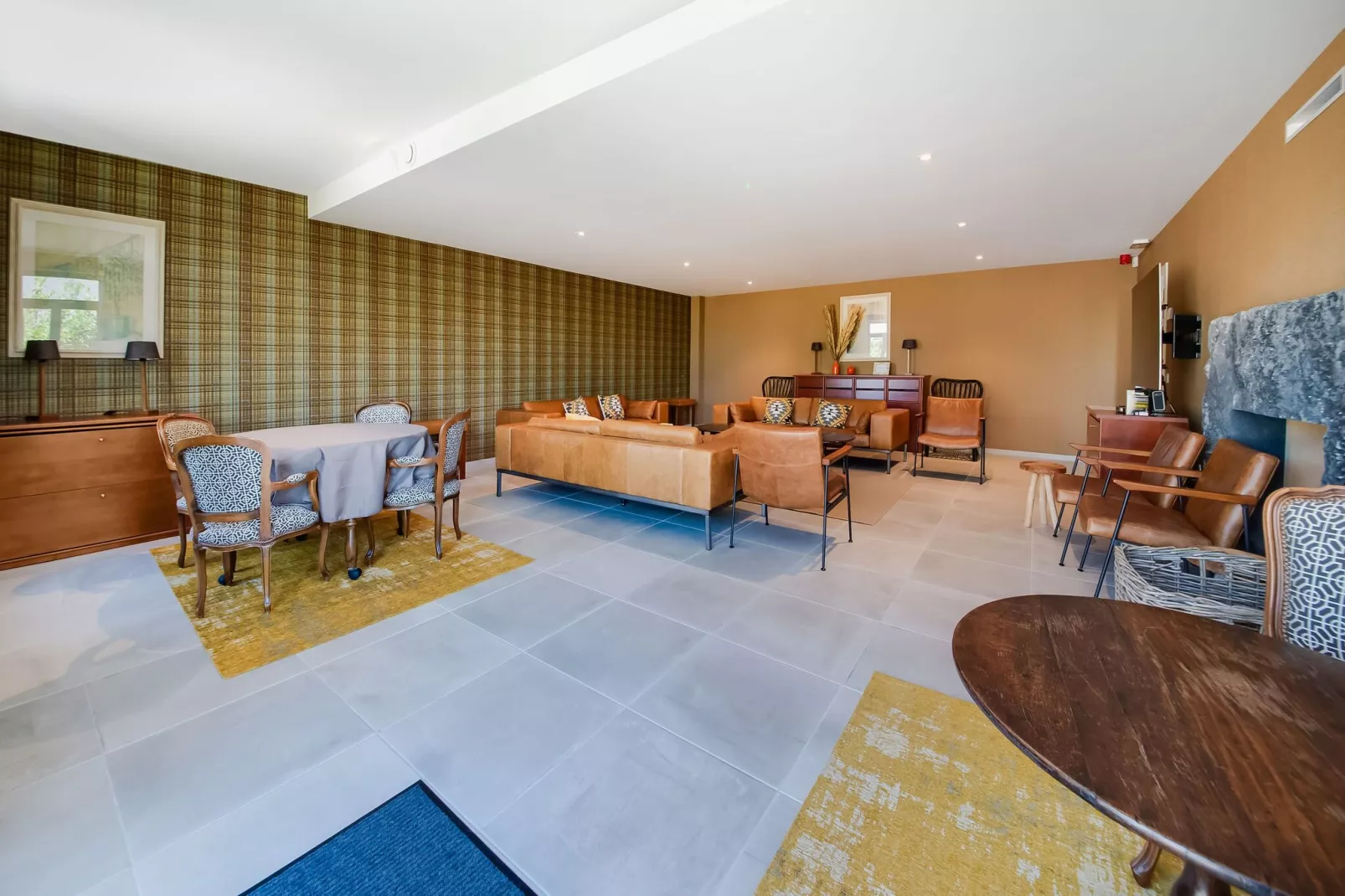 Romulus-Living room