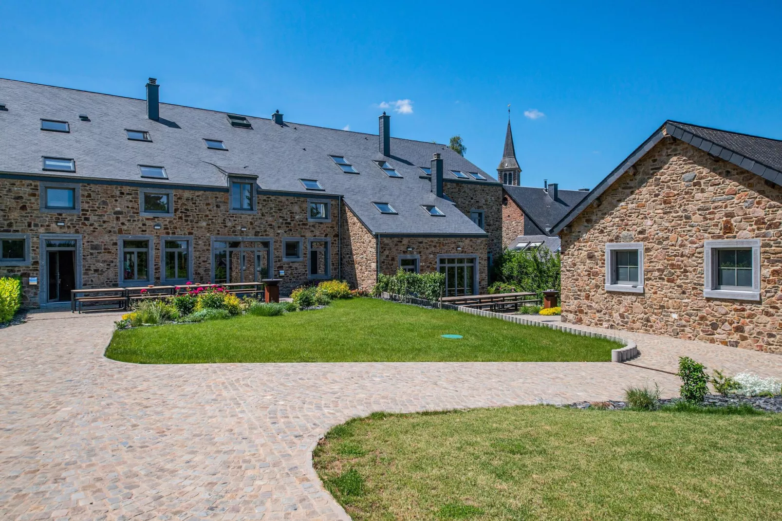 Romulus-Exterior summer