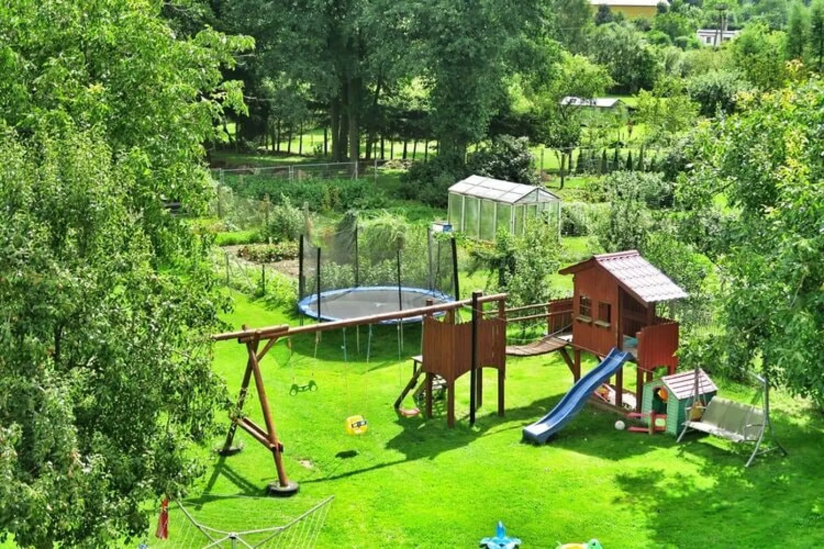 Domek letniskowy PATRYK Ostrowiec Slawienski-Gardens summer