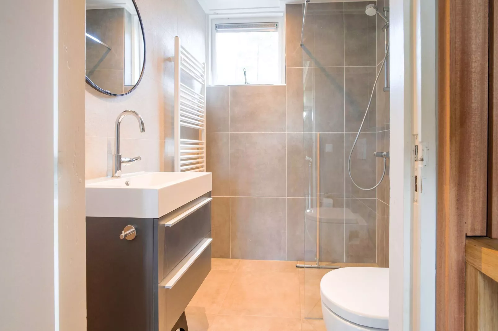 Bungalow 64 en 65-Bathroom