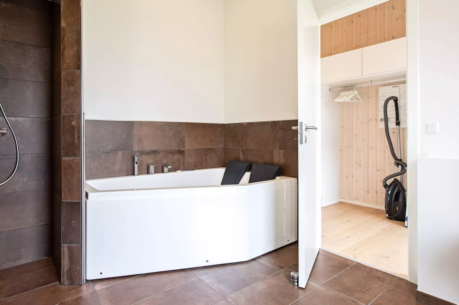 10 Personen Ferienhaus in Sæby-Wellnessbereich