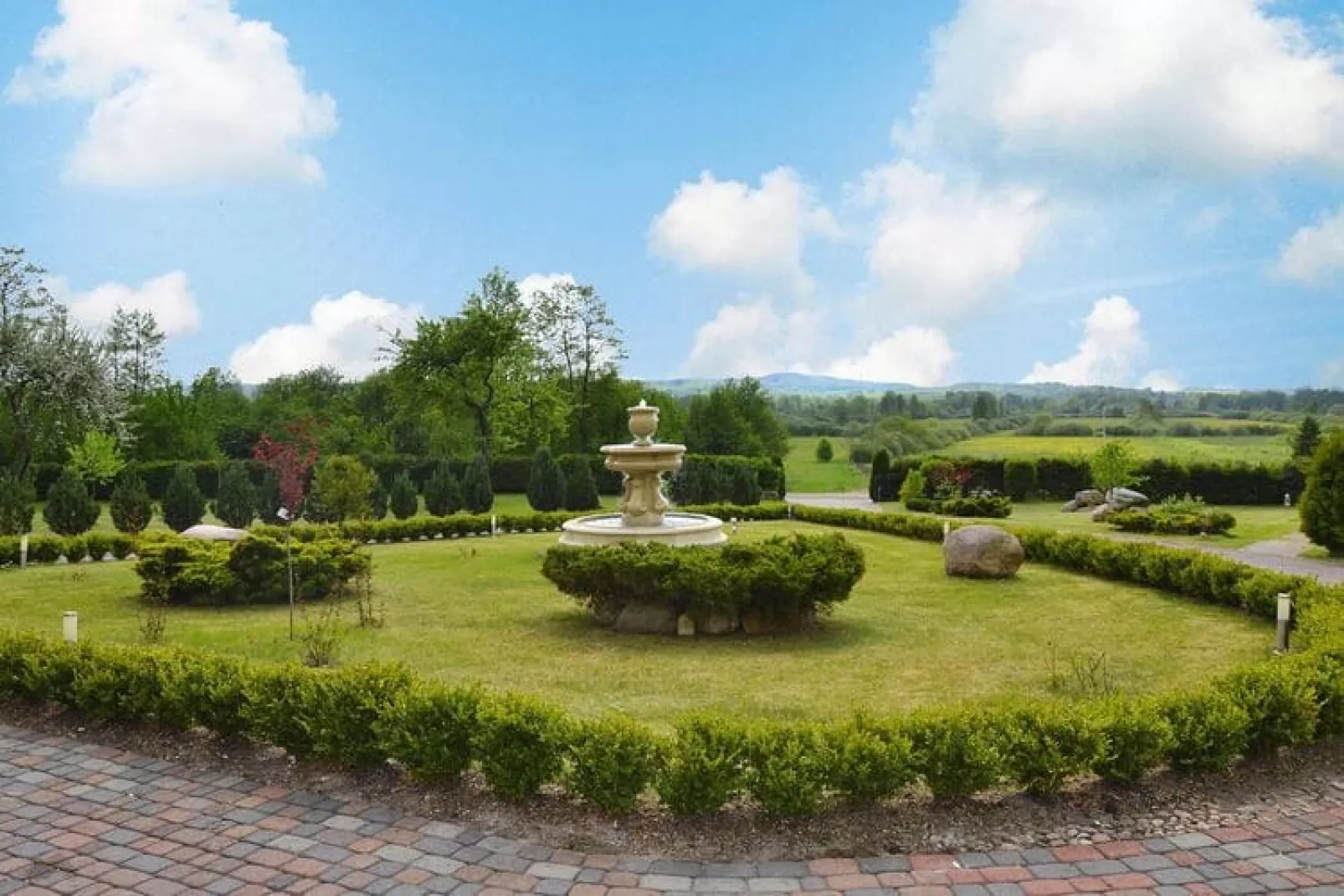 Dom przy stawach Święcianowo-Gardens summer