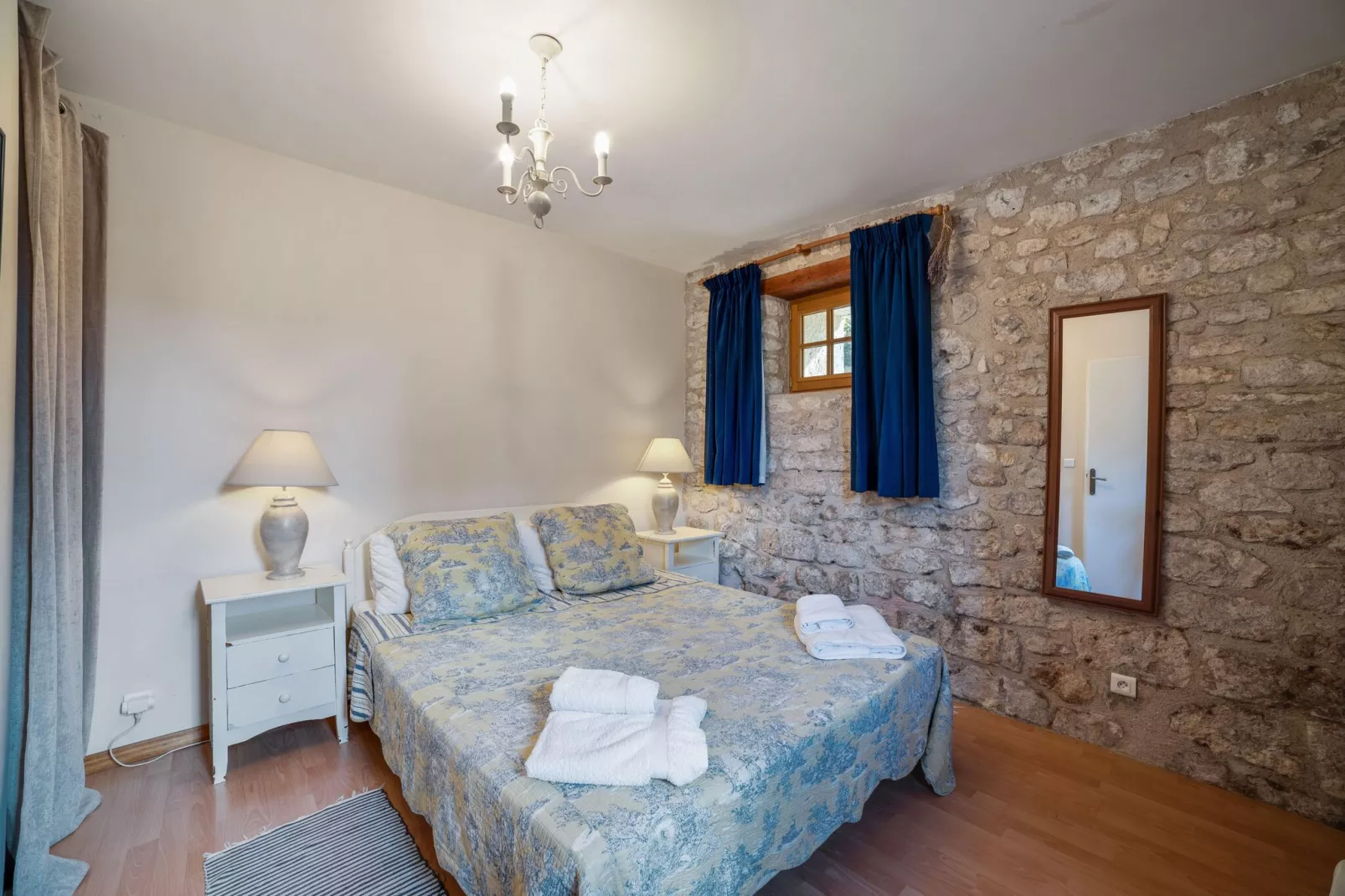 Les Volets Bleus and Les Tilleuls - 6 pers-Bedroom