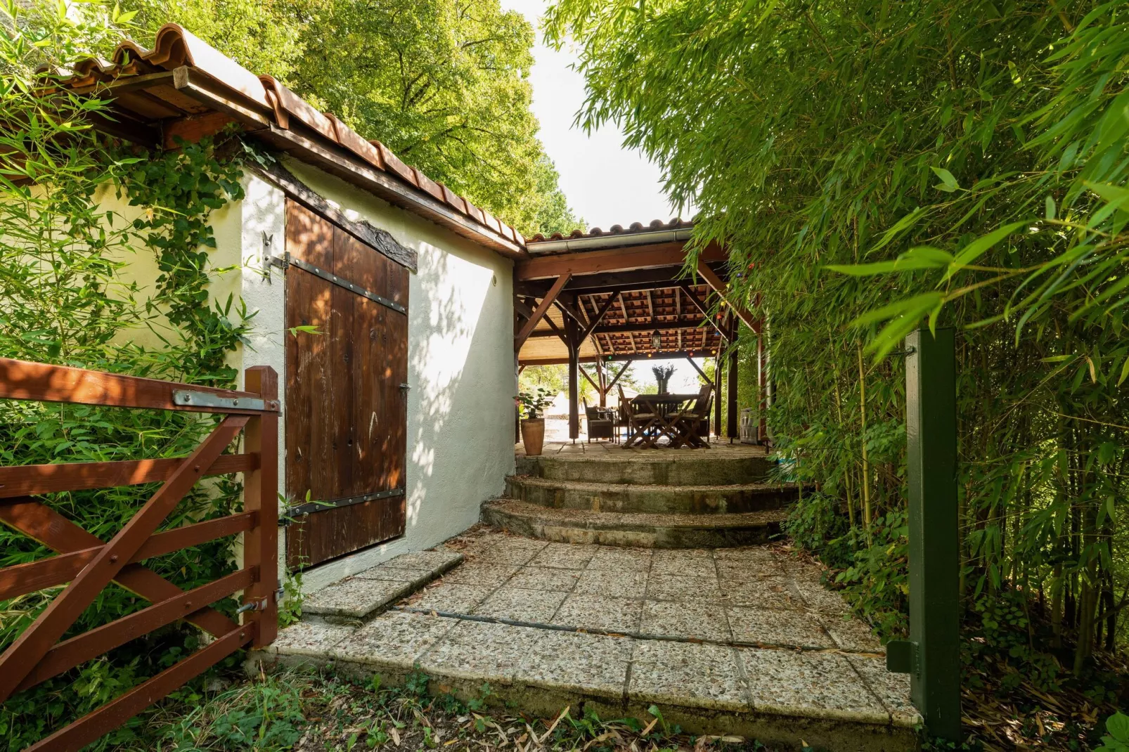 Les Volets Bleus and Les Tilleuls - 6 pers-Gardens summer