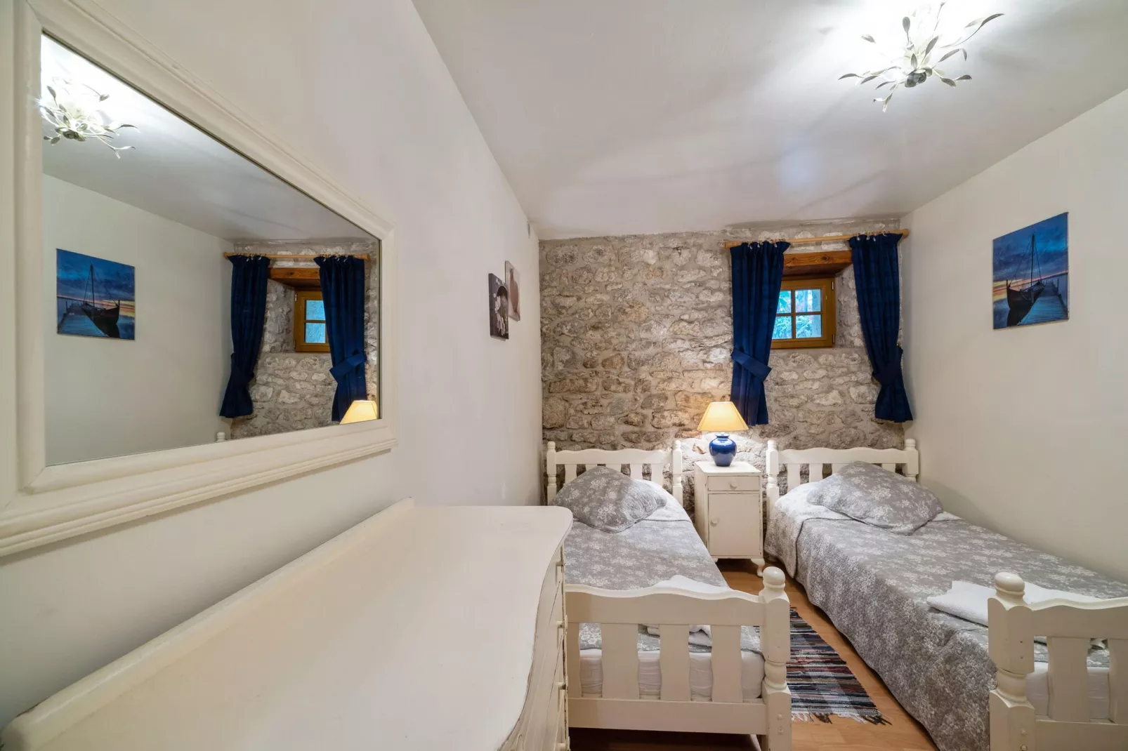 Les Volets Bleus and Les Tilleuls - 6 pers-Bedroom
