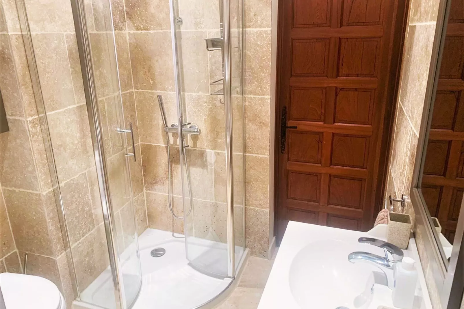 Les Volets Bleus and Les Tilleuls - 6 pers-Bathroom