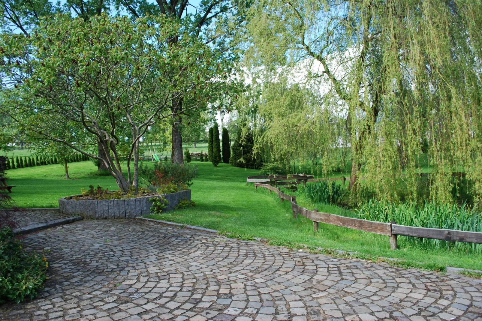 Le Grand Duc-Gardens summer
