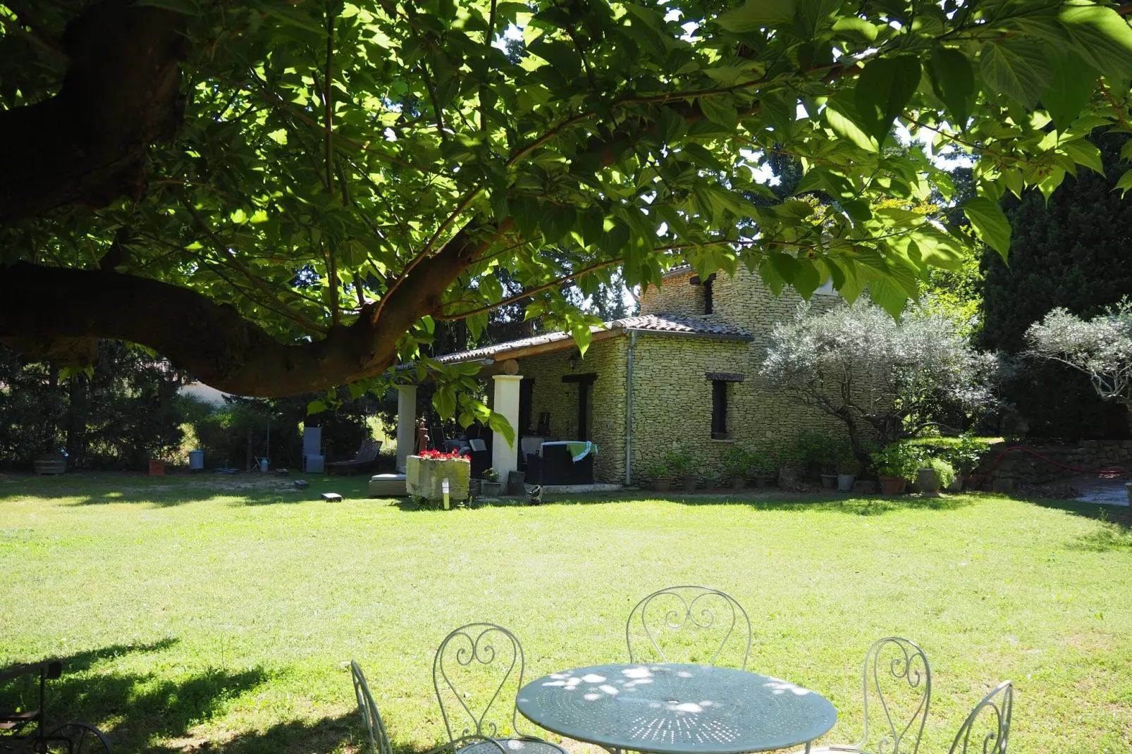 Ferienhaus in Bédarrides-Gardens summer