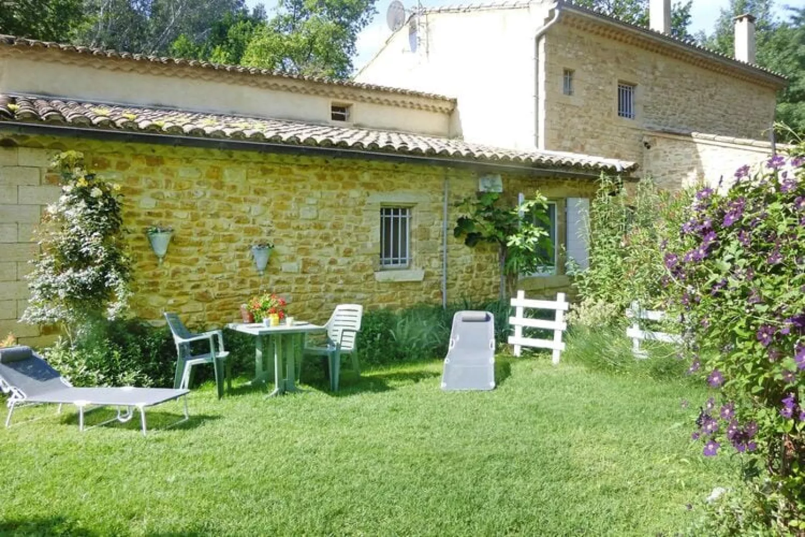 Ferienwohnung in Caderousse-Exterior summer