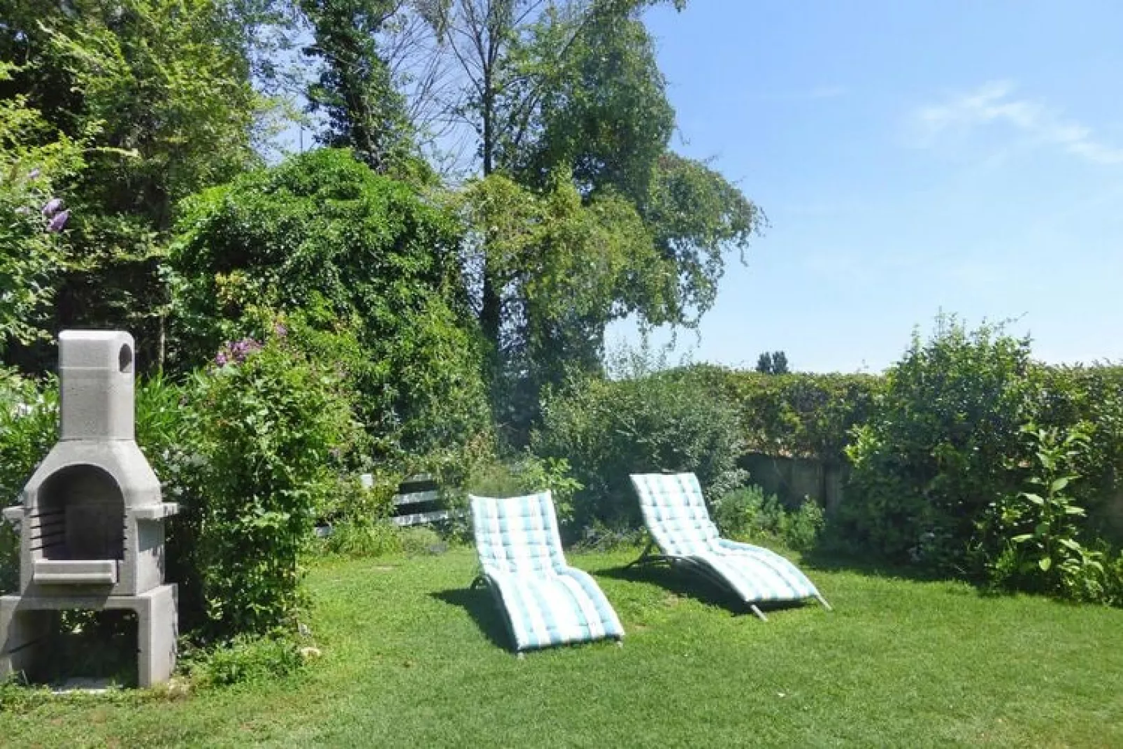 Ferienwohnung in Caderousse-Gardens summer