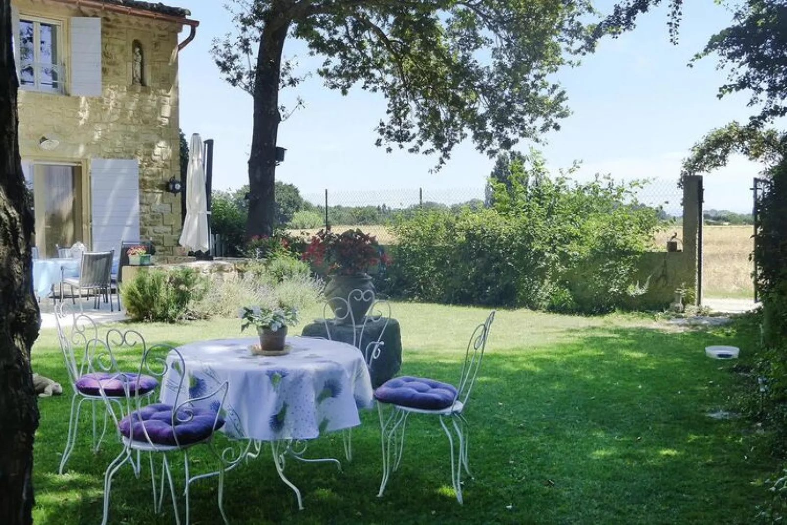 Ferienwohnung in Caderousse-Gardens summer
