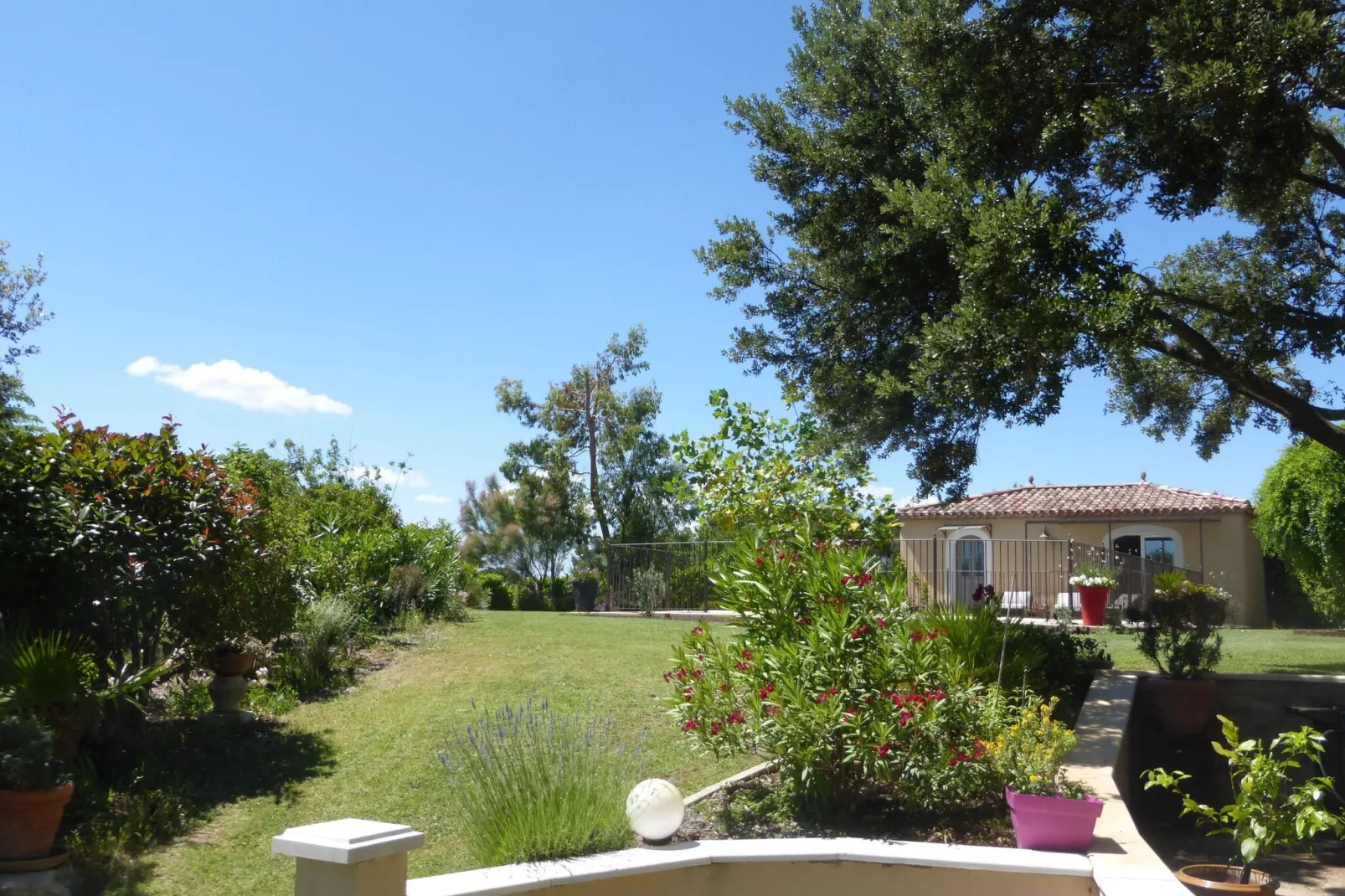 Ferienhaus in L'Isle-sur-la-Sorgue-Gardens summer