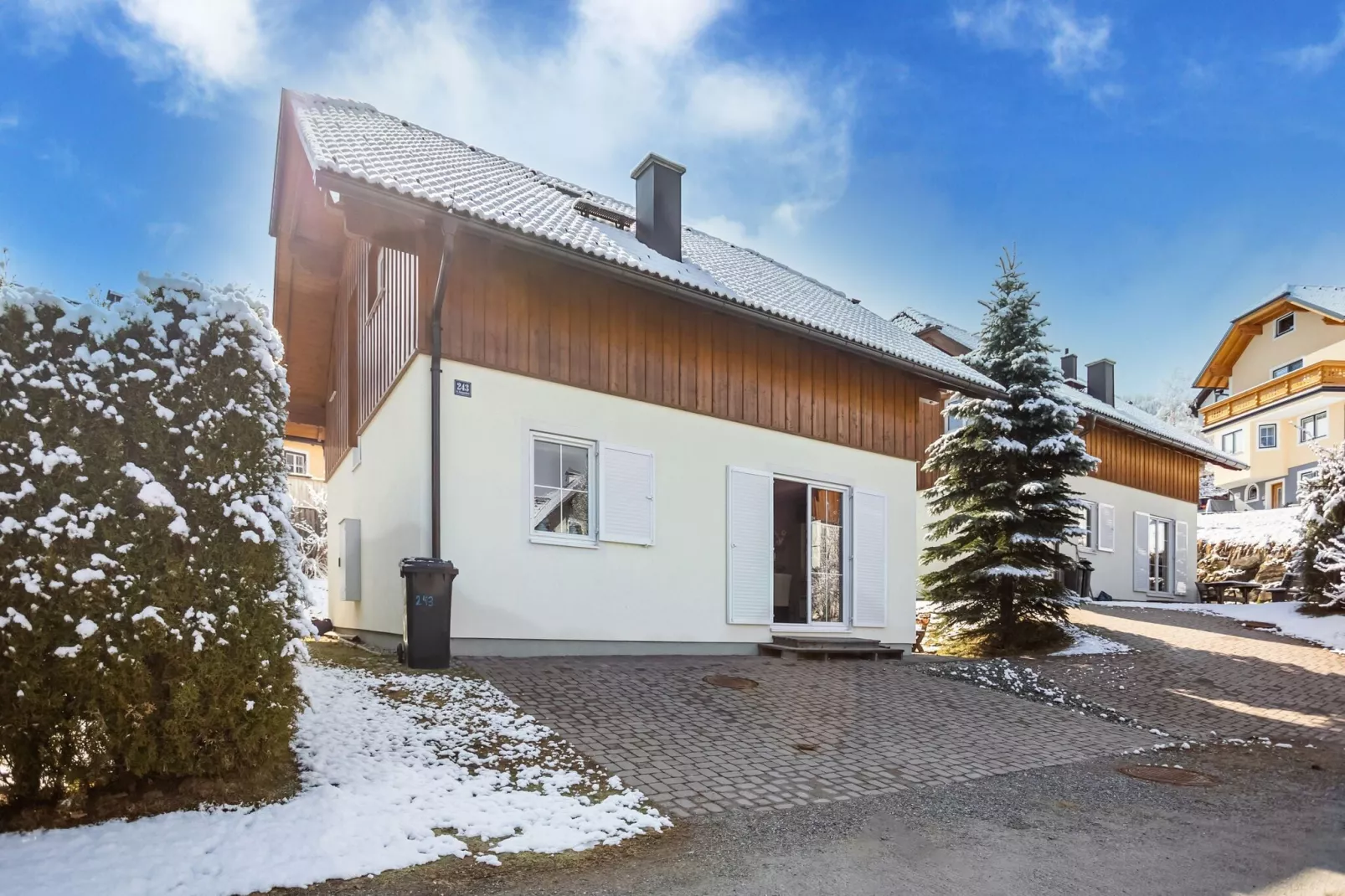Chalet an der Piste-Außenbereich Winter