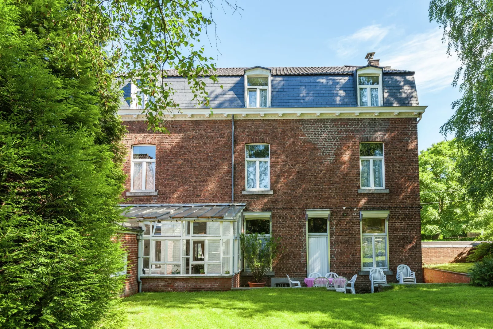 Le Relais de la Poste-Gardens summer