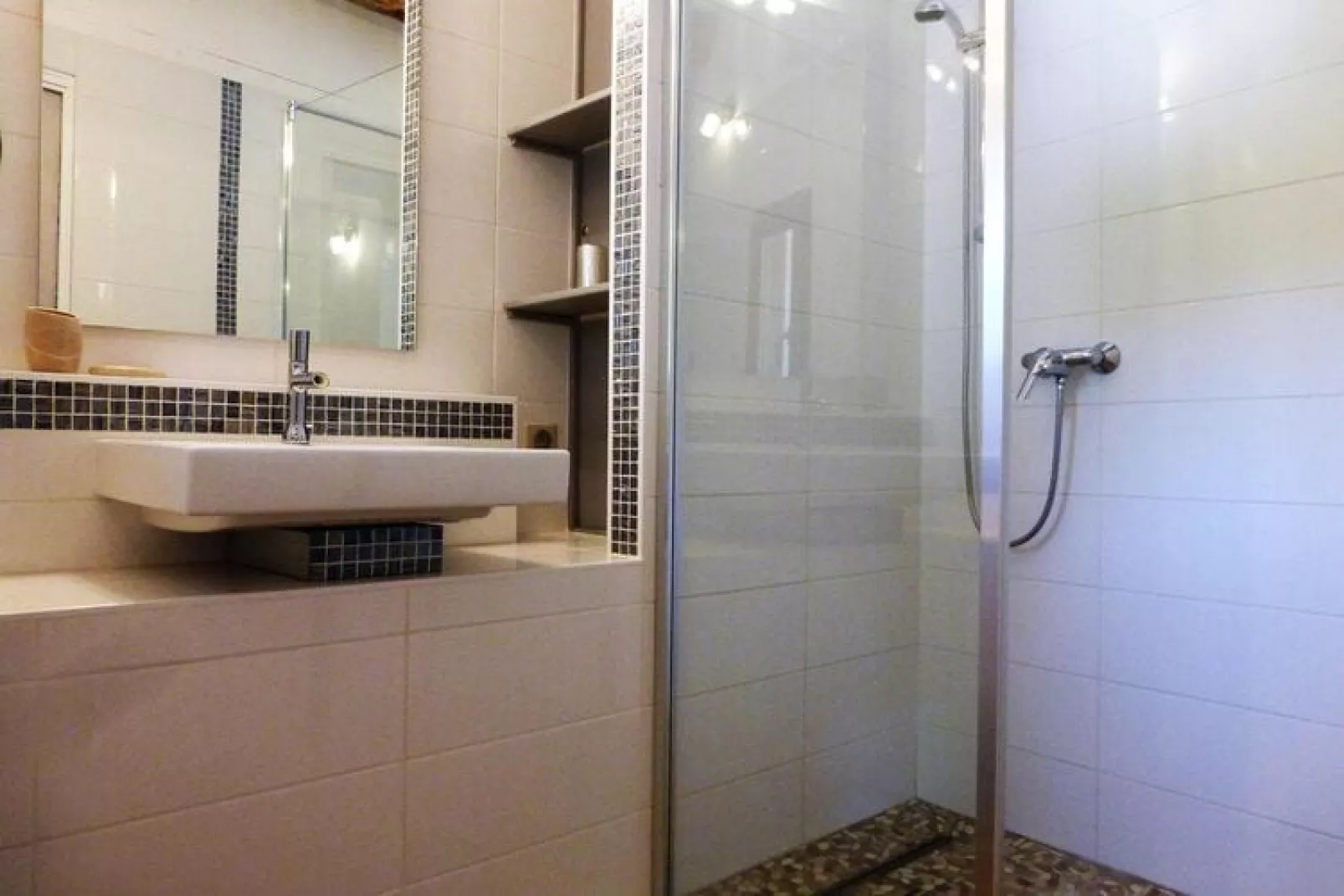 Ferienwohnung in Malaucène / Olivia-Bathroom