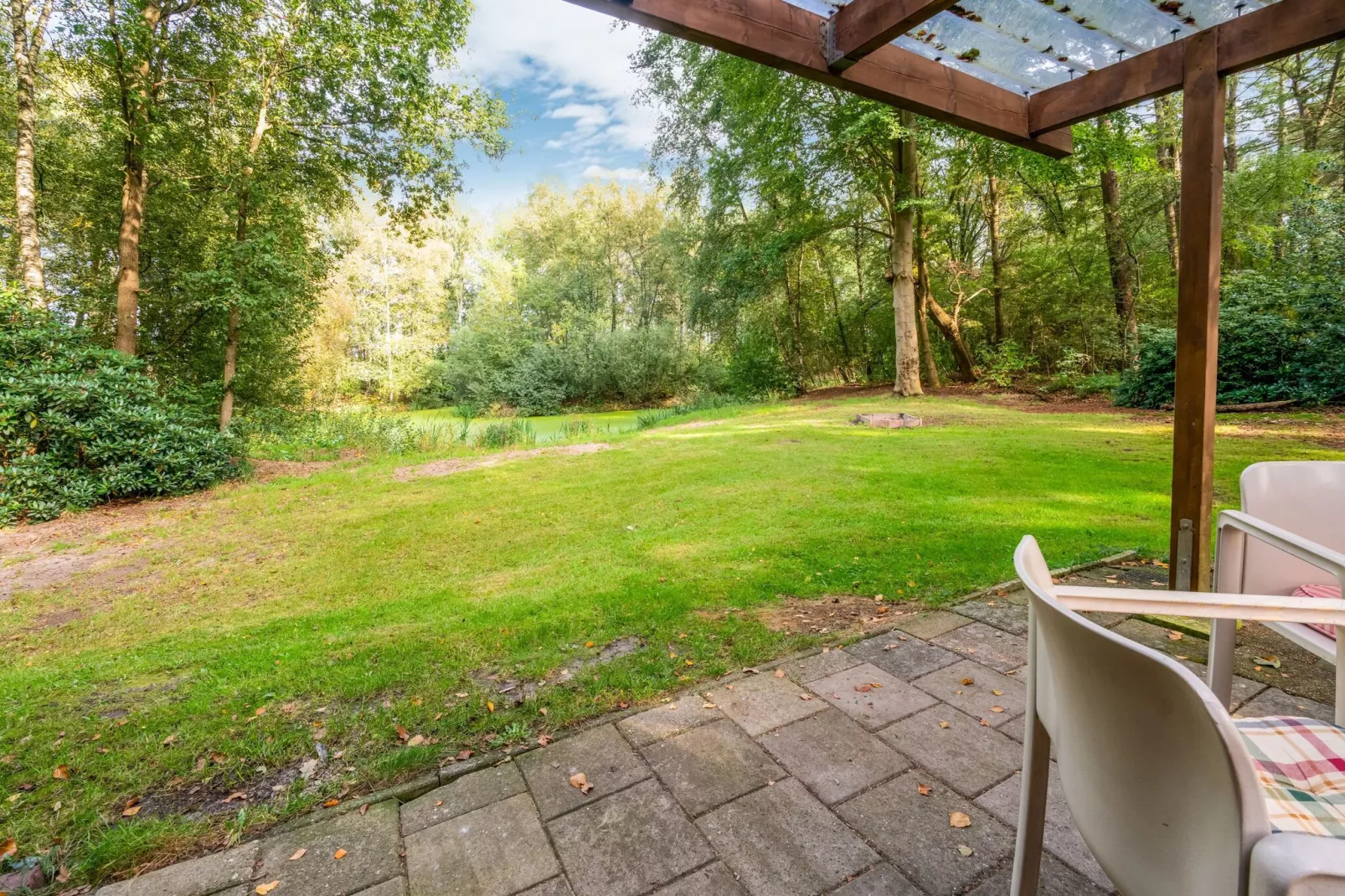 Het Boshuisje-Gardens summer