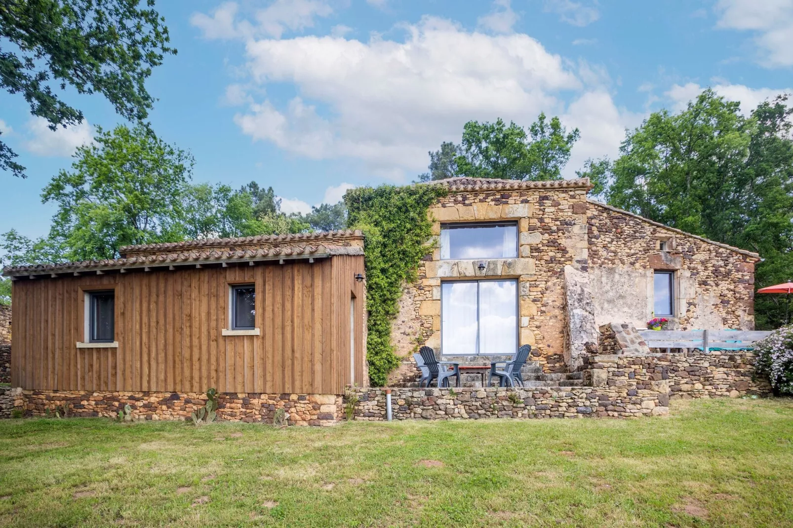 Maison au calme à Mazeyrolles-Exterior summer
