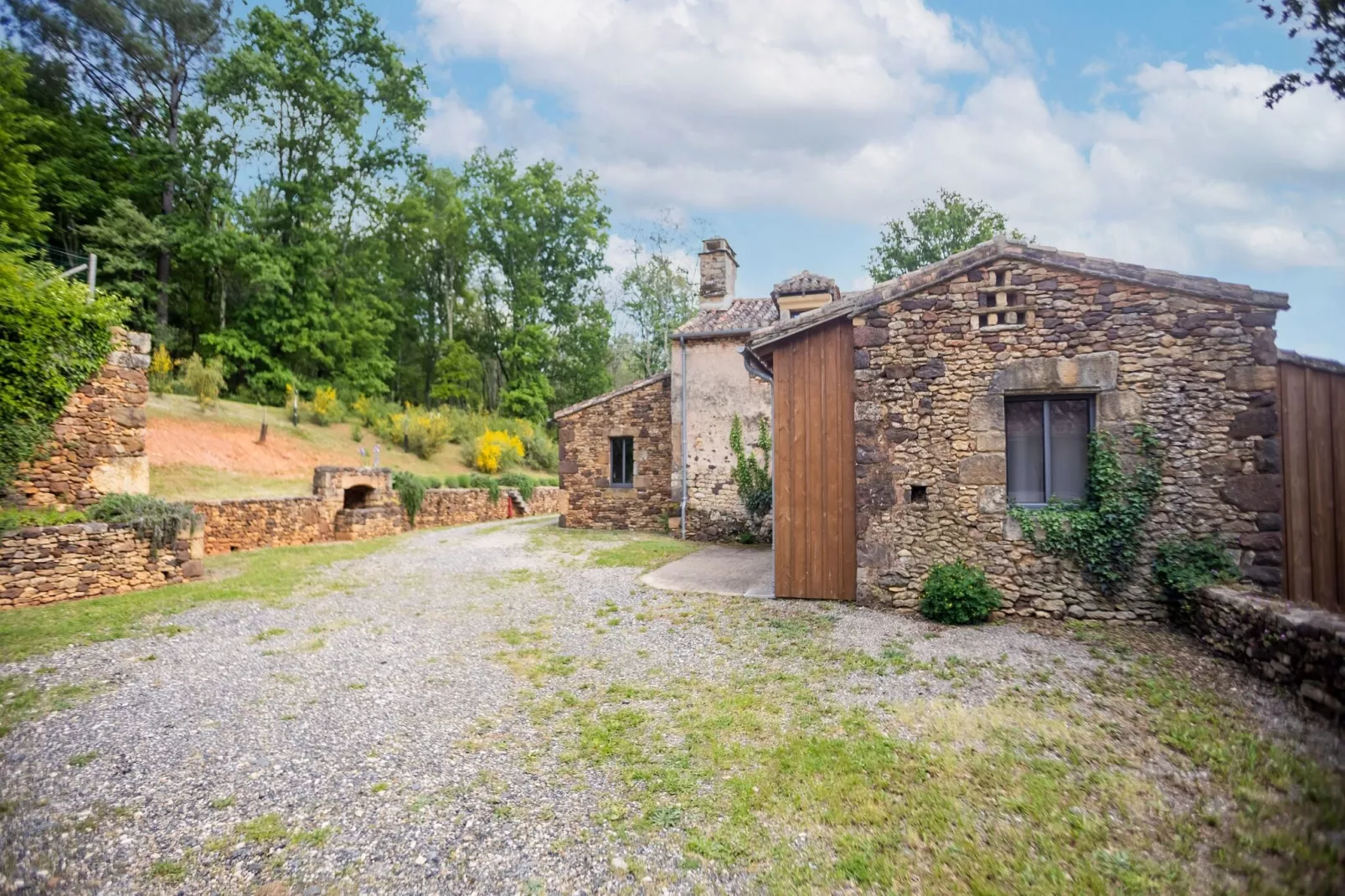 Maison au calme à Mazeyrolles-Exterior summer