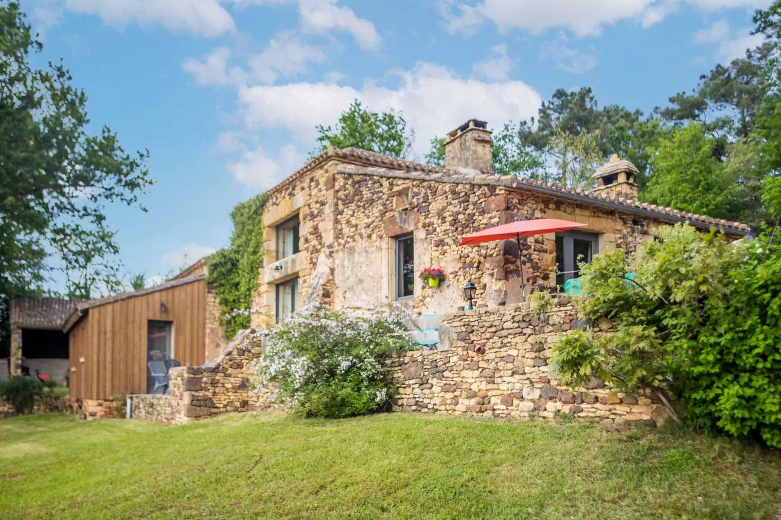 Maison au calme à Mazeyrolles-Exterior summer