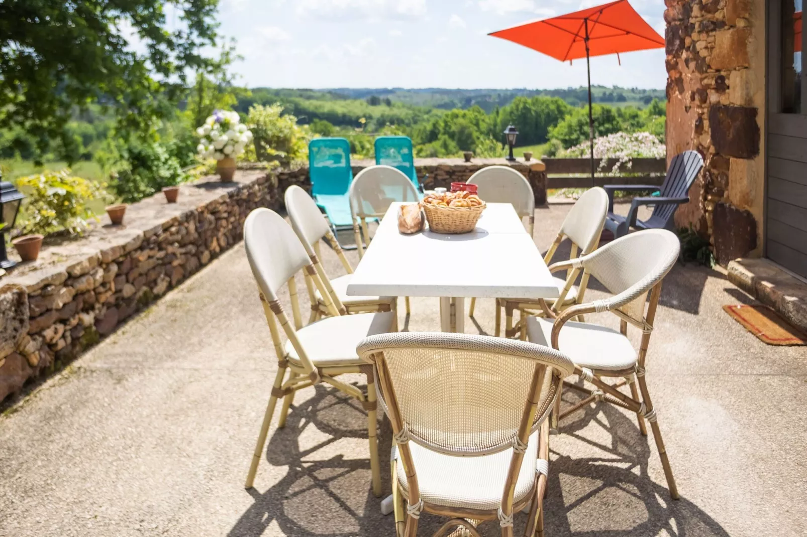 Maison au calme à Mazeyrolles-Terrace balcony