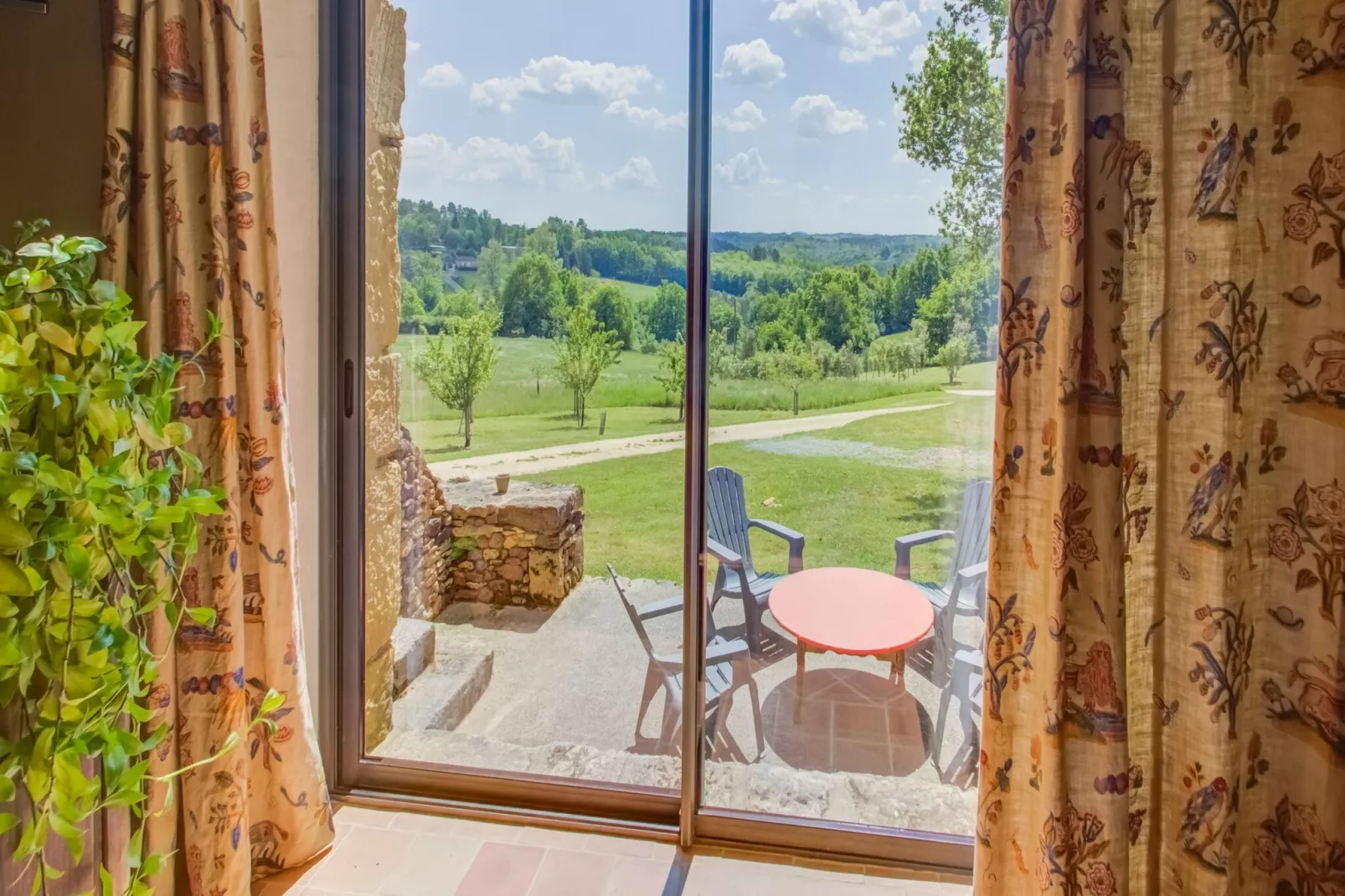 Maison au calme à Mazeyrolles-Terrace balcony