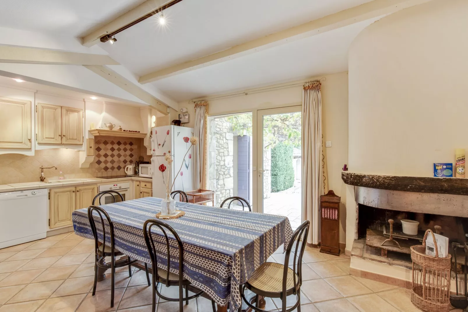 Petite maison-Dining room