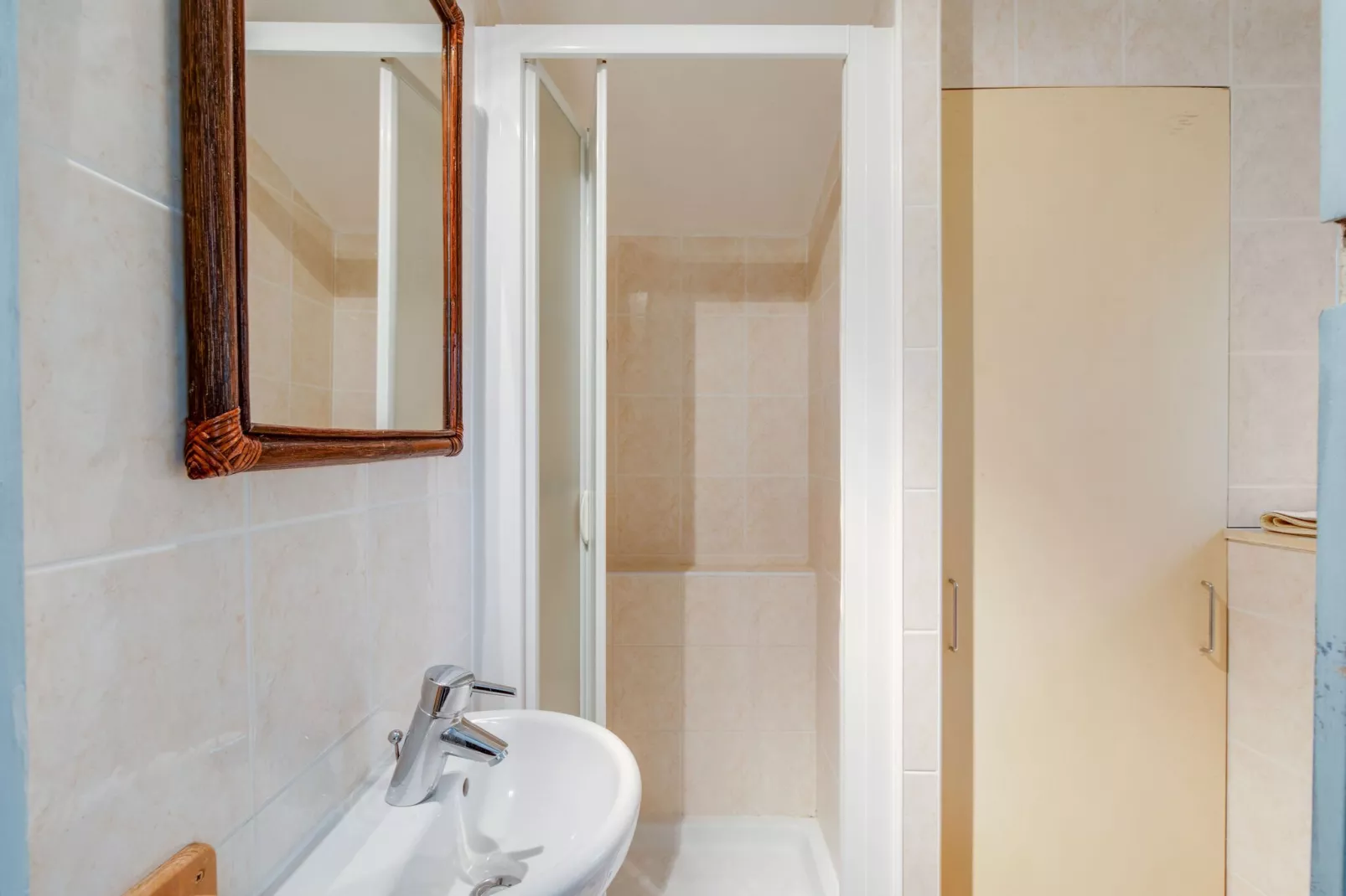 Petite maison-Bathroom