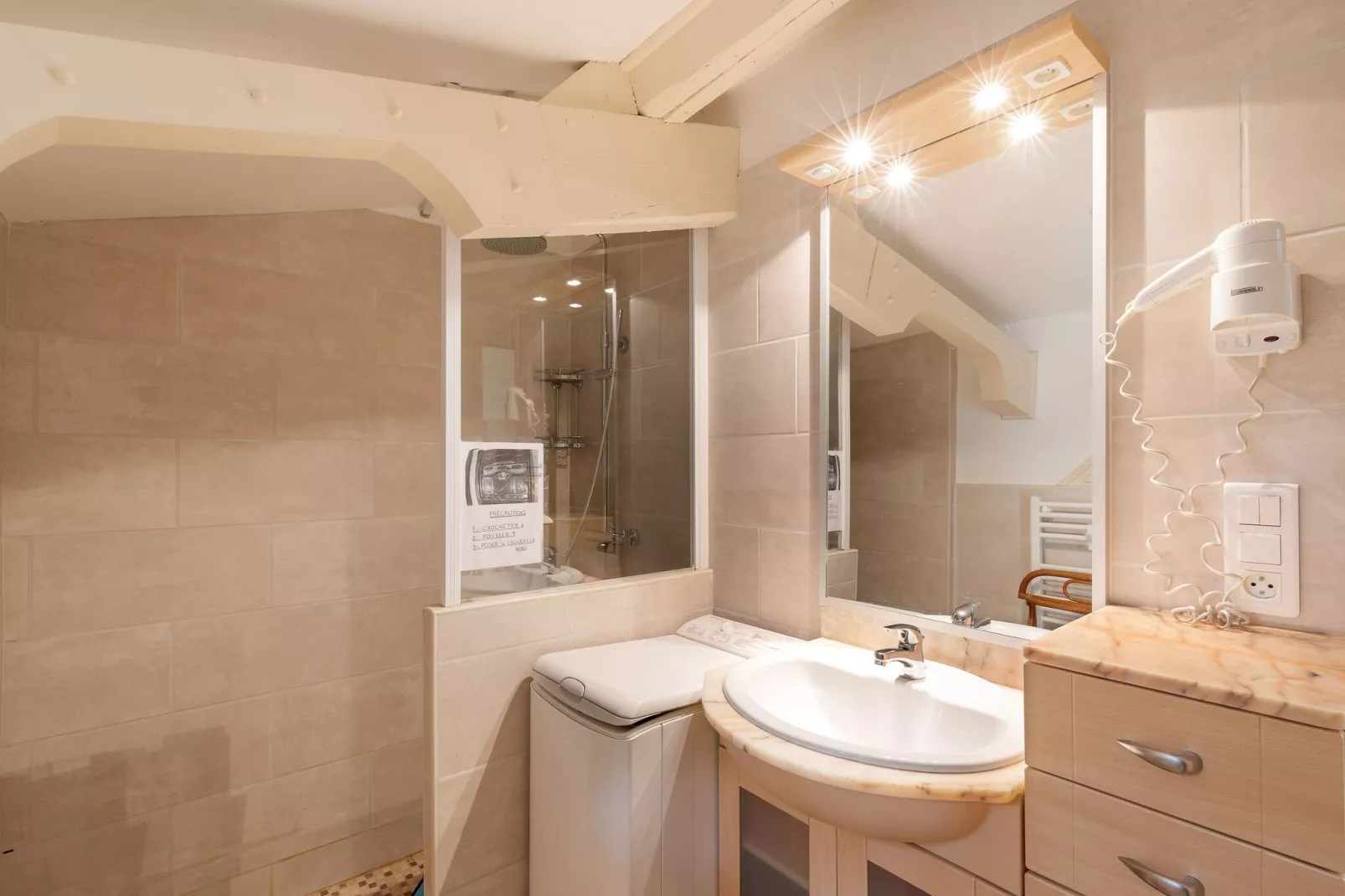 Petite maison-Bathroom