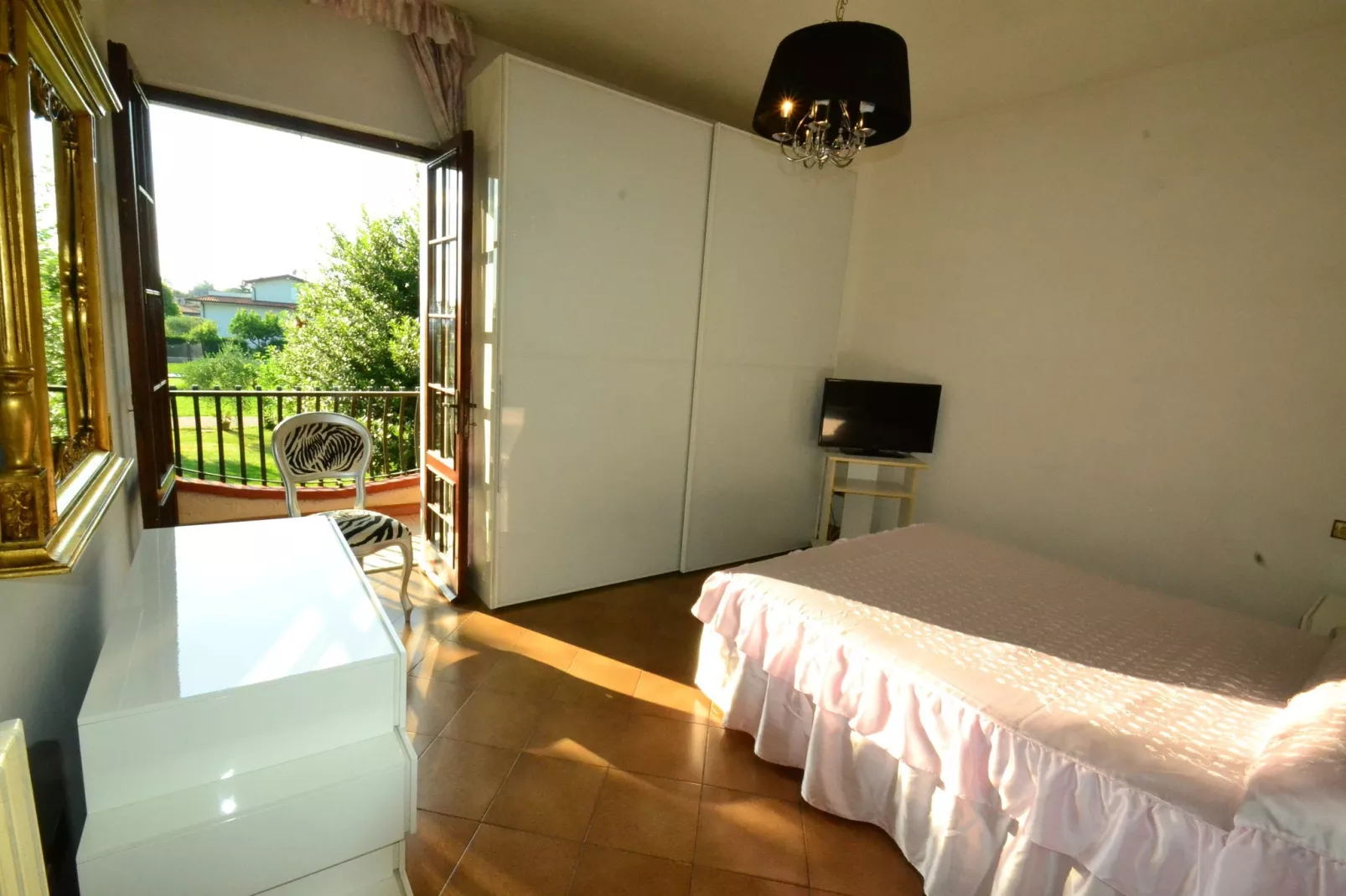Serena-Bedroom