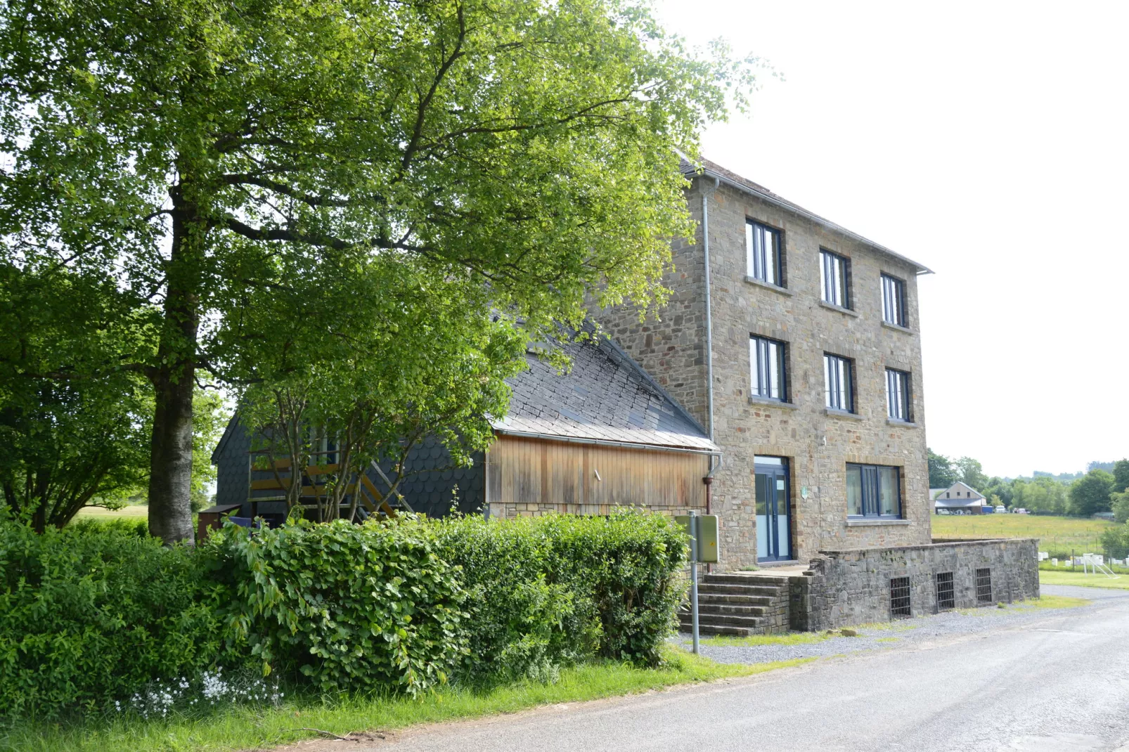 Aux Quatre Saisons-Exterior summer