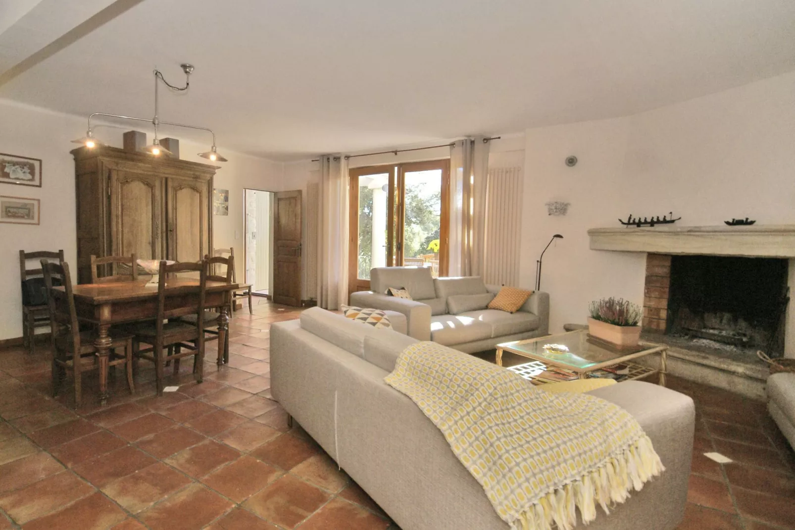 Crillon le Brave-Living room