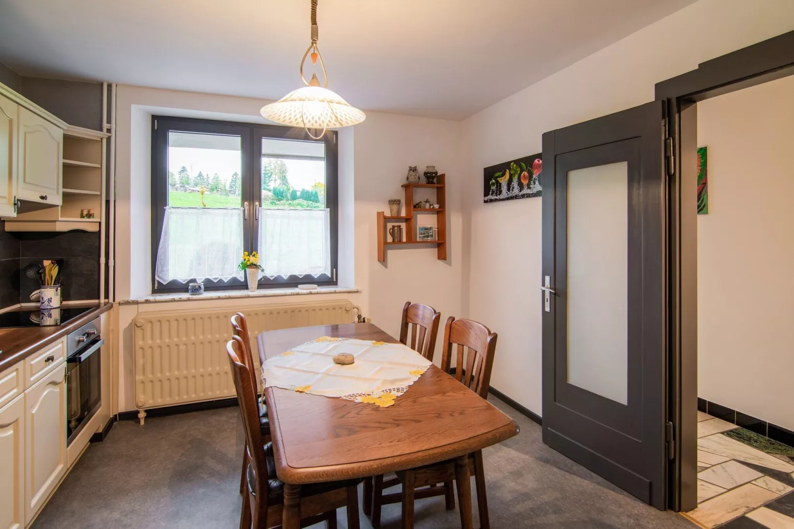 Charmante habitation avec Sauna infrarouge à Wirtzfeld-Dining room