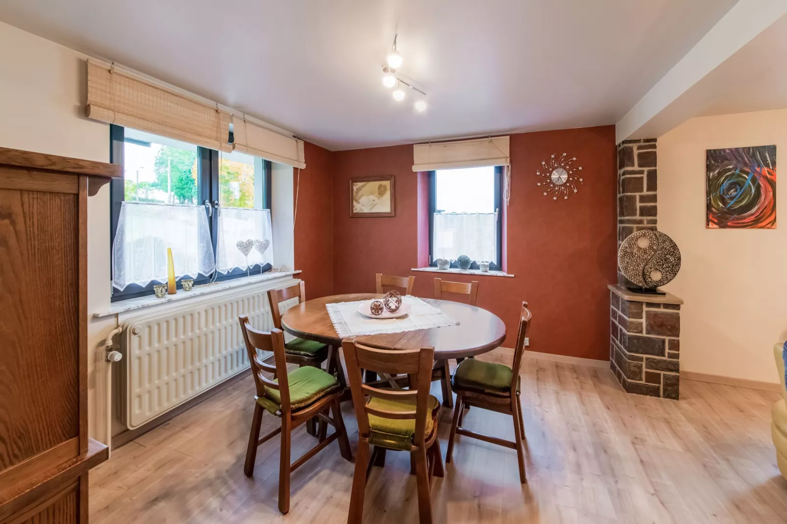 Charmante habitation avec Sauna infrarouge à Wirtzfeld-Dining room