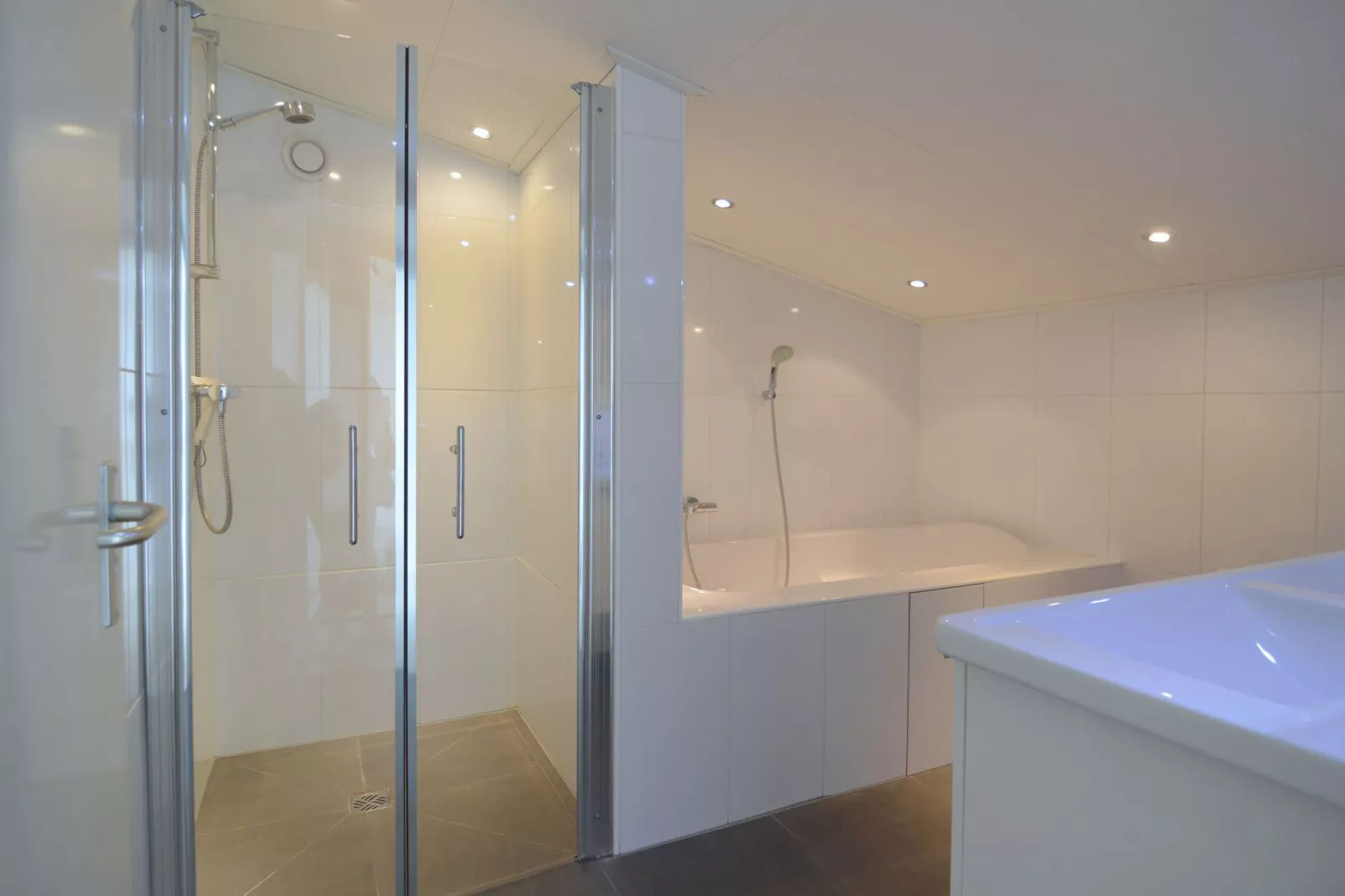 't Grootenhuis-Bathroom