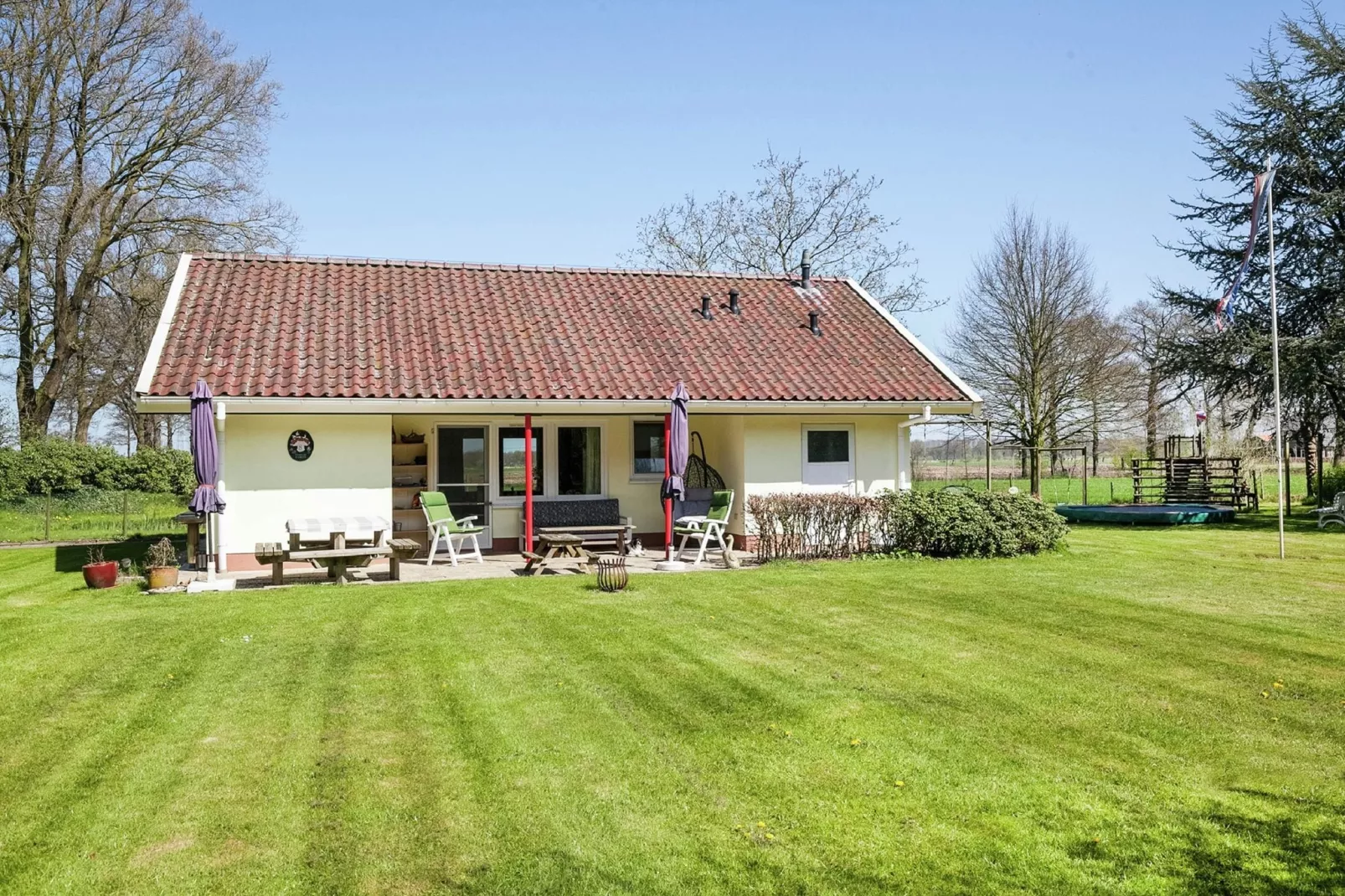 Kempernoel-Exterior summer