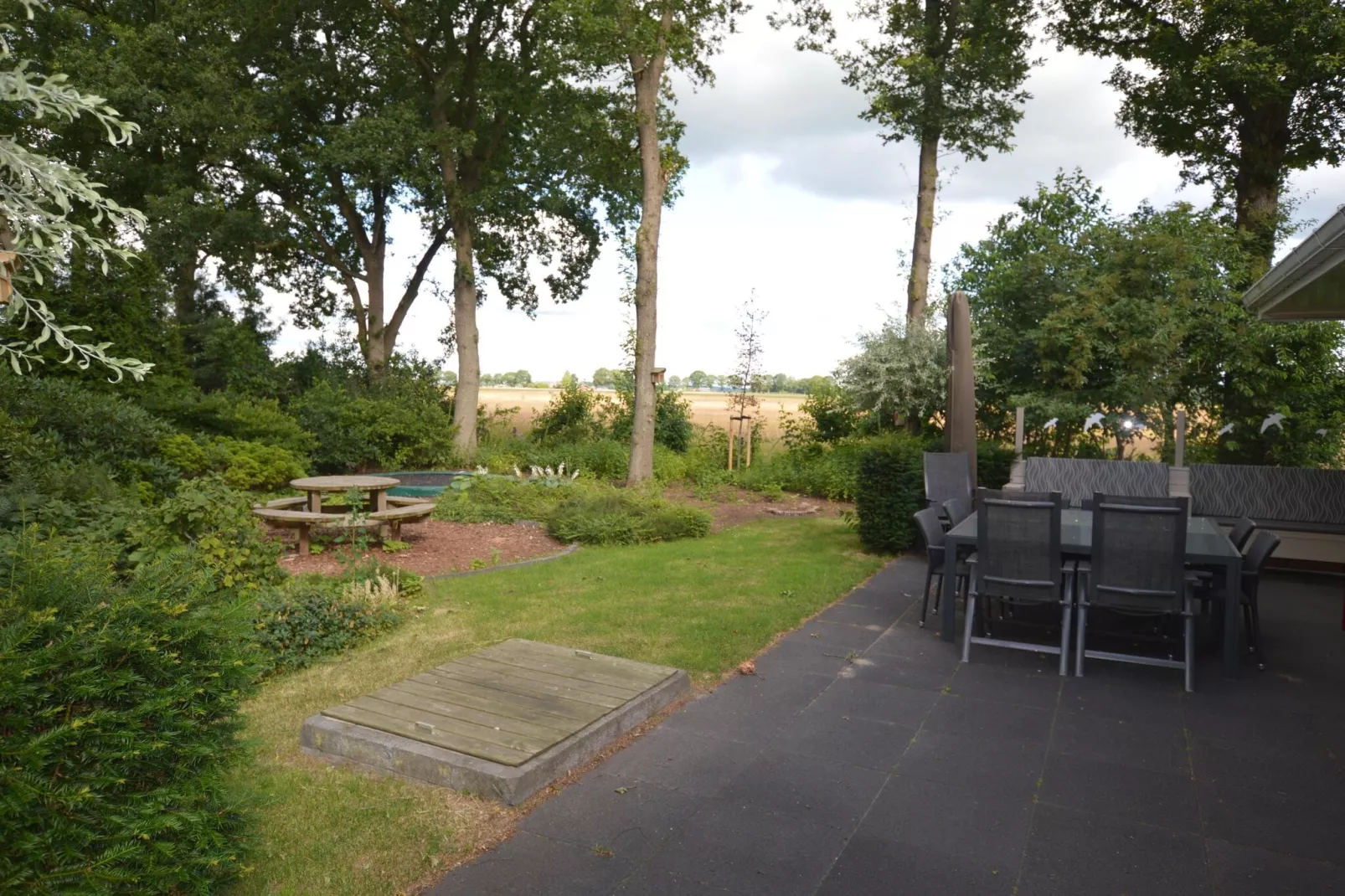 Buitenplaats Berg en Bos nummer 15-Gardens summer