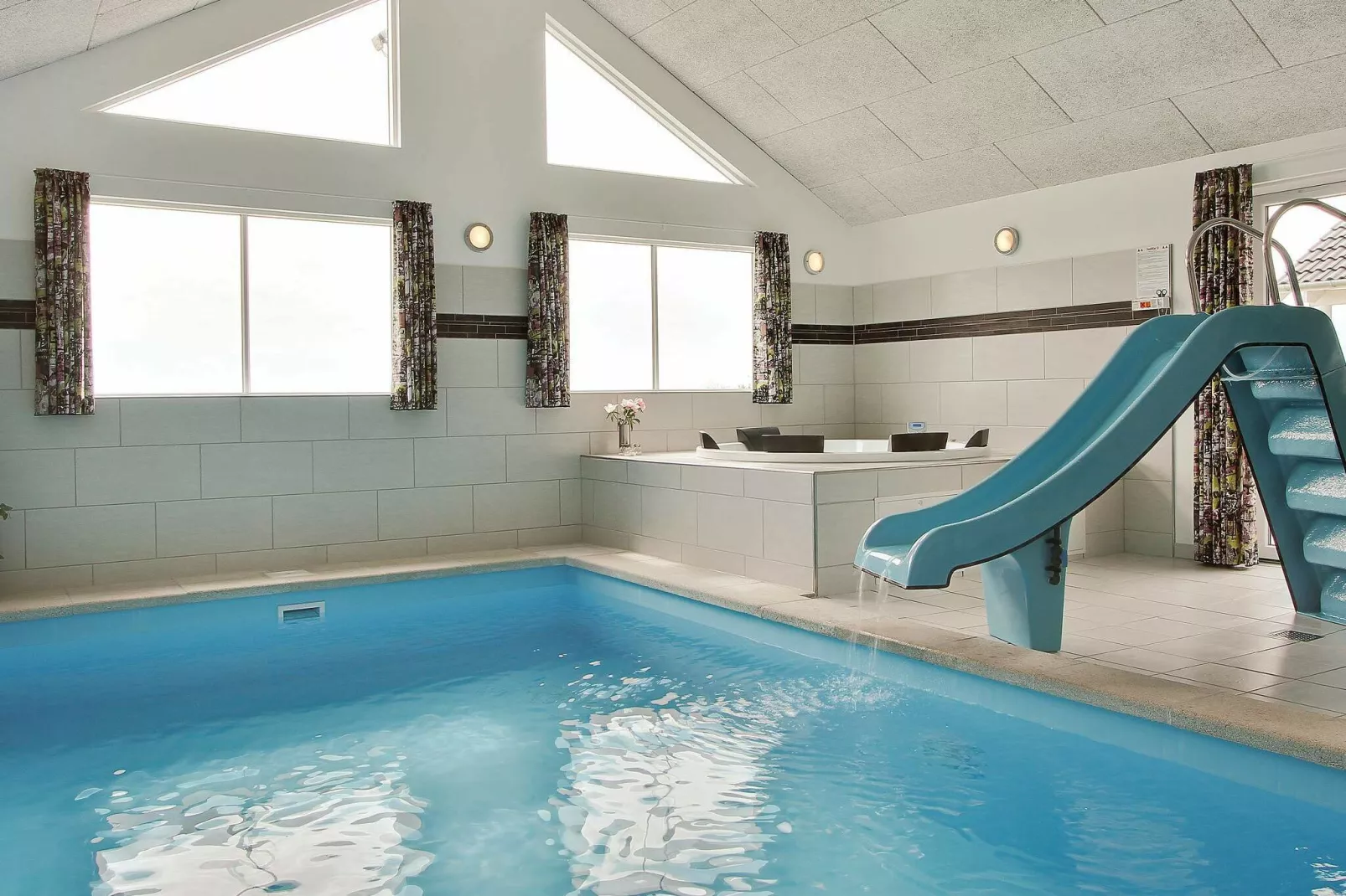 Luxury Retreat by the Sea - By Traum Ferienwohnungen-Swimming pool