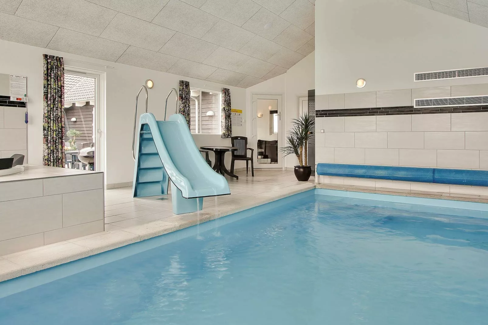 Luxury Retreat by the Sea - By Traum Ferienwohnungen-Swimming pool