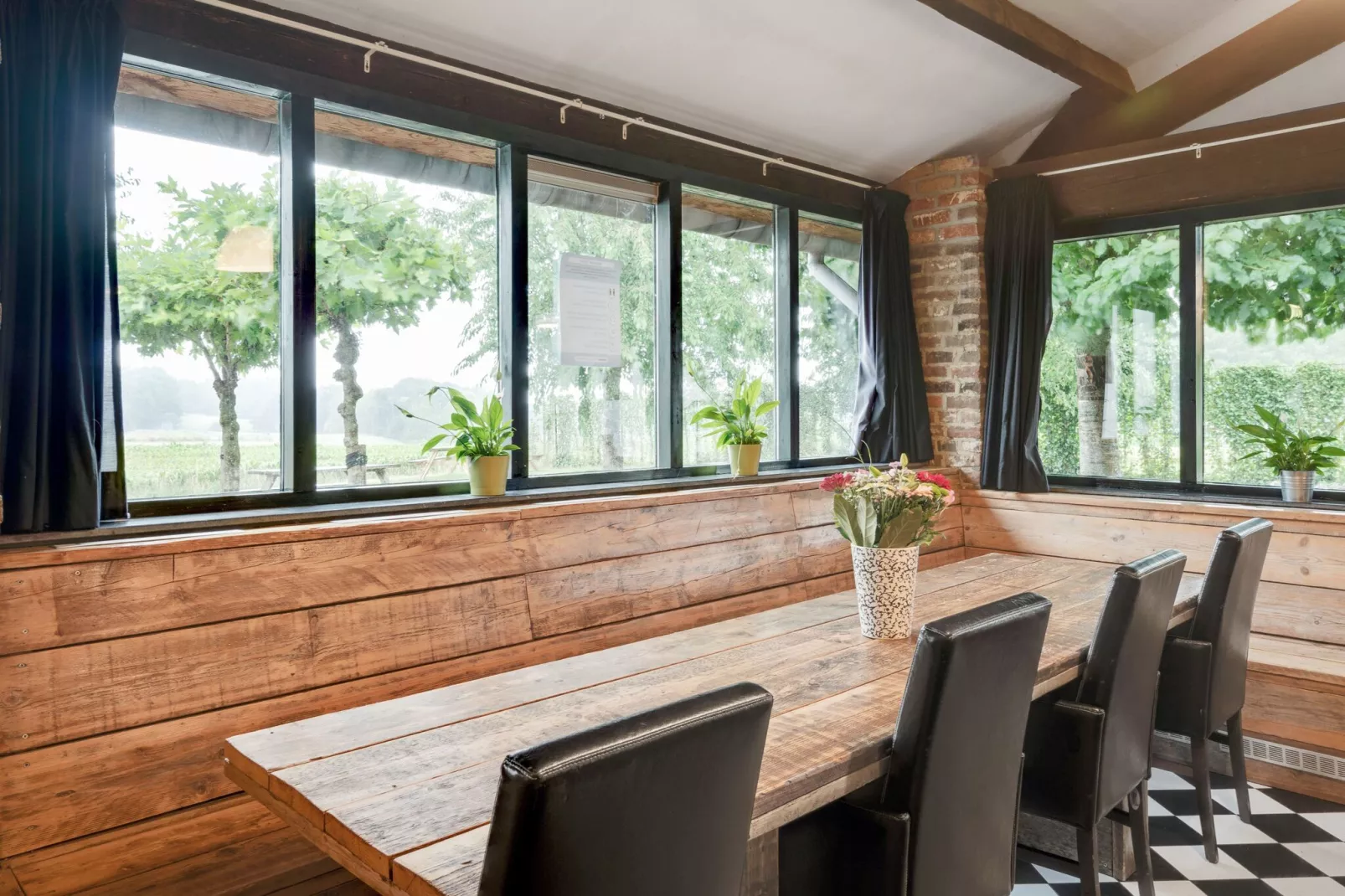 Hoeve de Drogenberg de Schuur-Dining room