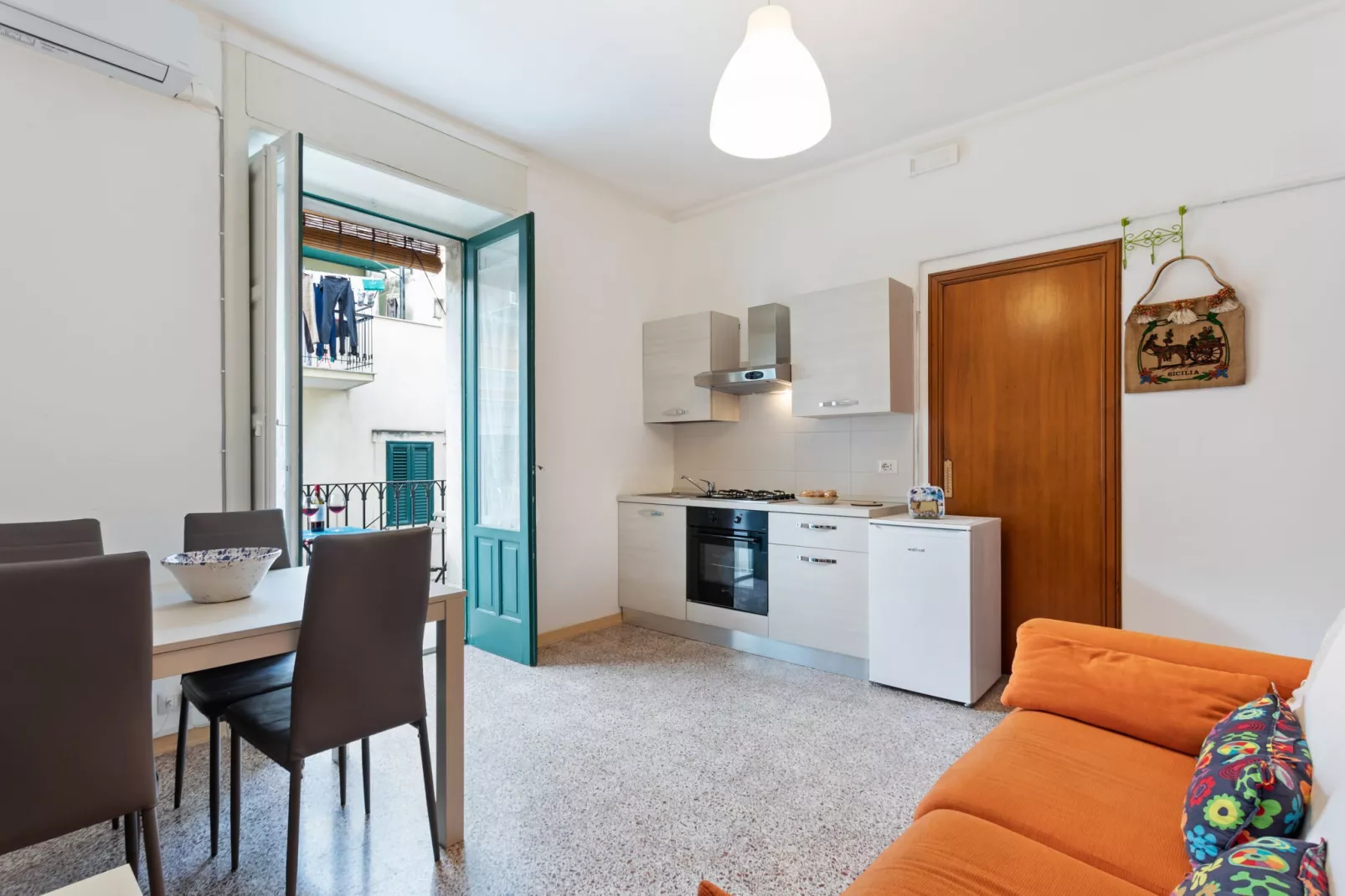 Appartamento in centro a Scicli con balcone-Kitchen