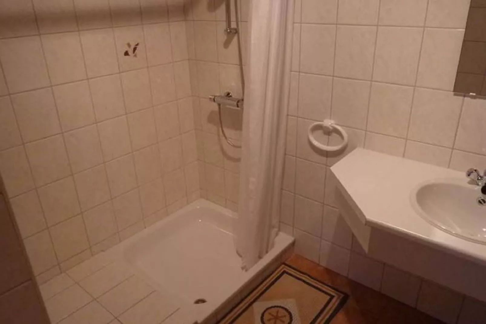 Les Pâturages 1-Bathroom
