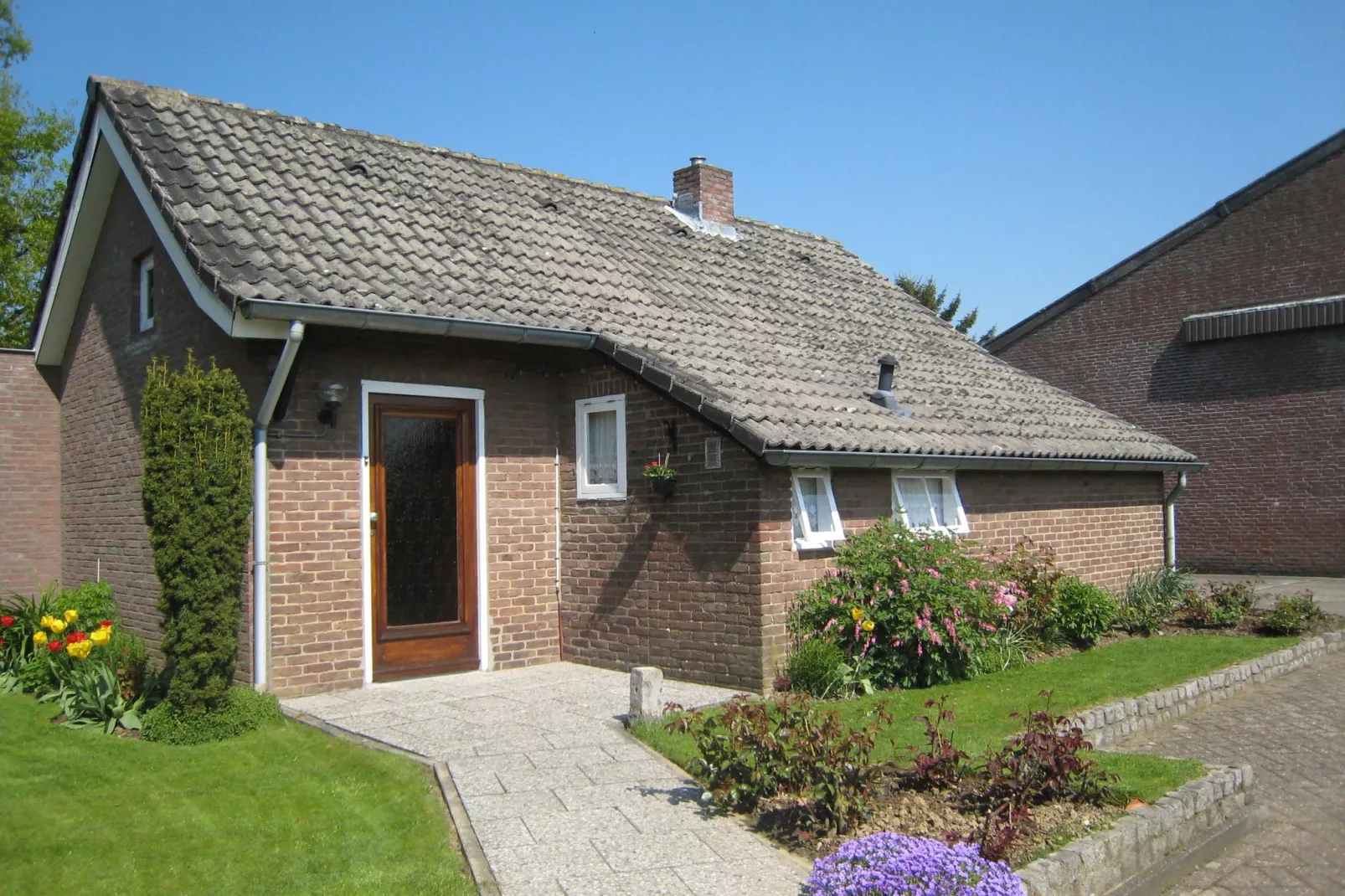 Honthem-Exterior summer